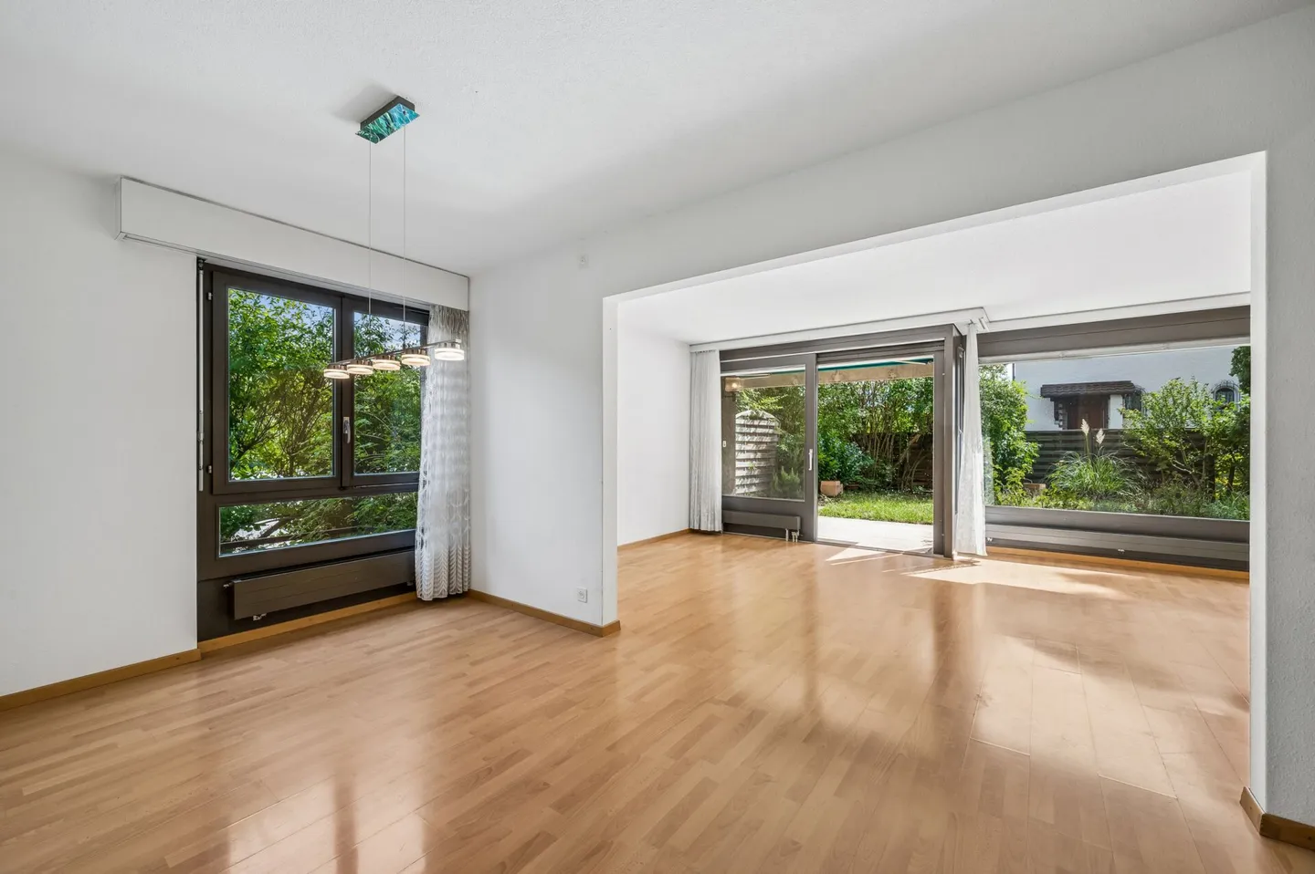 Casa bifamiliare di 5,5 stanze con giardino e grande potenziale - Foto 3 di 14