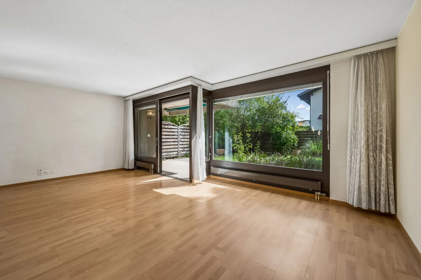 Casa bifamiliare di 5,5 stanze con giardino e grande potenziale - Foto 5 di 14