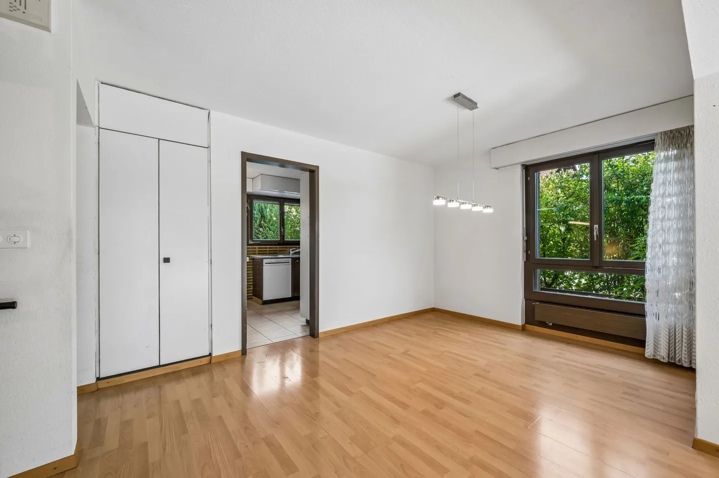 Casa bifamiliare di 5,5 stanze con giardino e grande potenziale - Foto 2 di 14