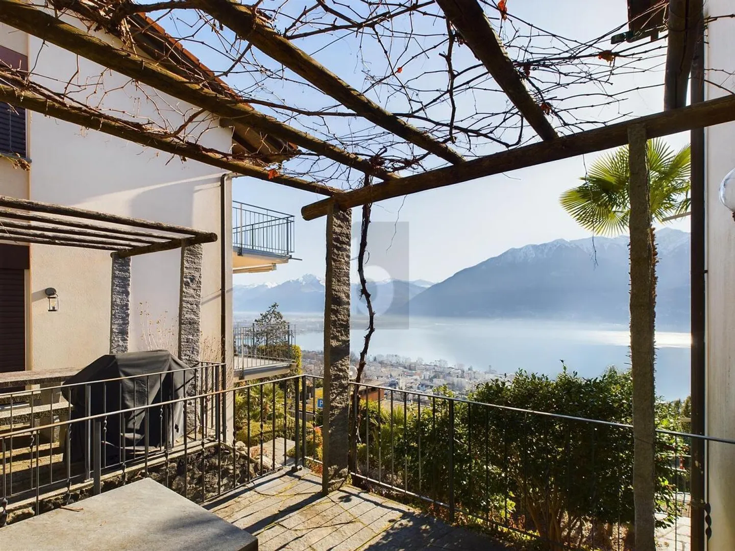 GRAZIOSO CON SPLENDIDA VISTA LAGO E PISCINA - Foto 3 di 6