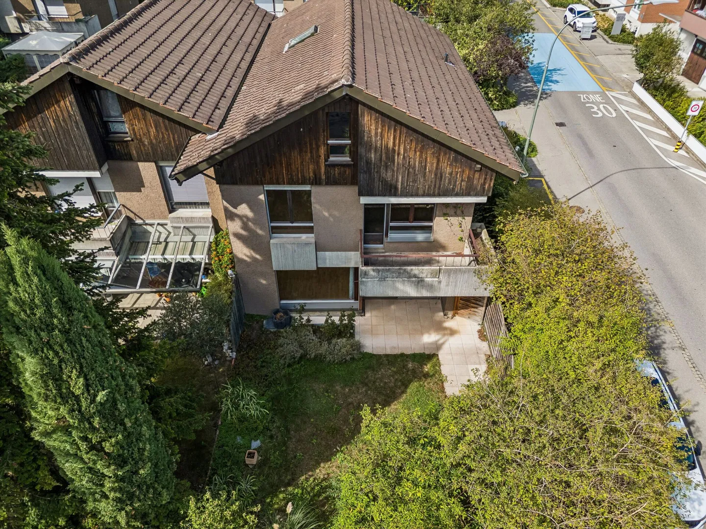 Casa bifamiliare di 5,5 stanze con giardino e grande potenziale - Foto 12 di 14