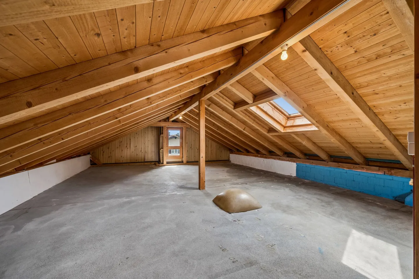 Casa bifamiliare di 5,5 stanze con giardino e grande potenziale - Foto 9 di 14