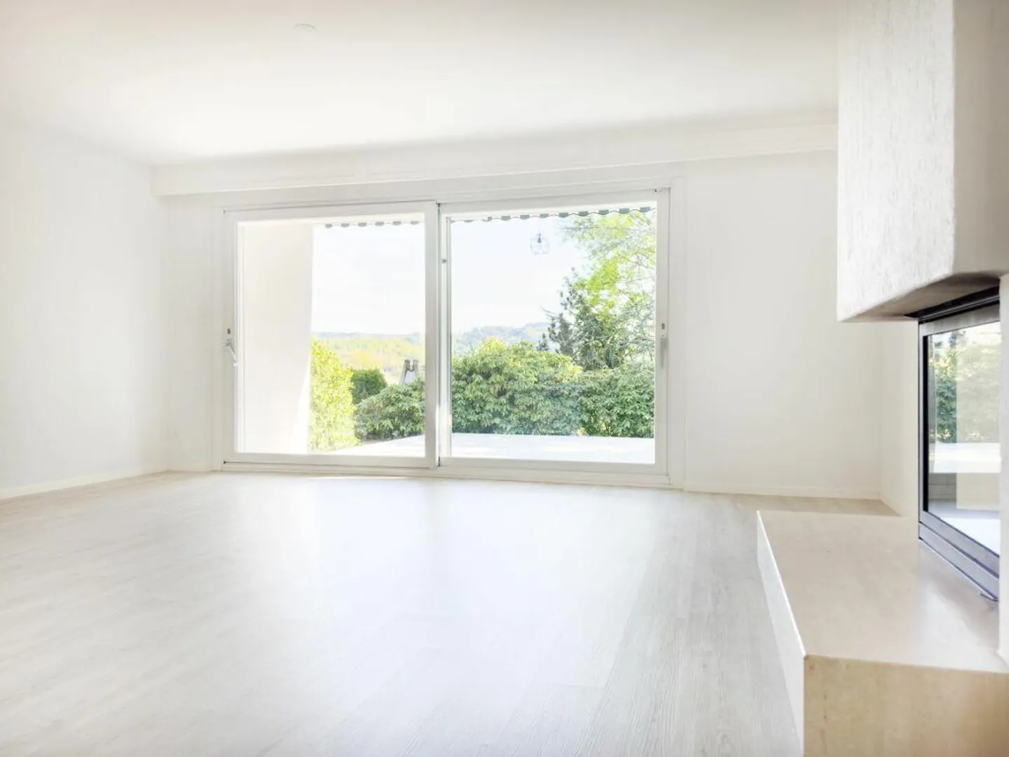 Maison individuelle de 6 pièces dans un style de maison de campagne avec piscine et garage ainsi que 3-4 places de parking extérieures - Photo 8 sur 30