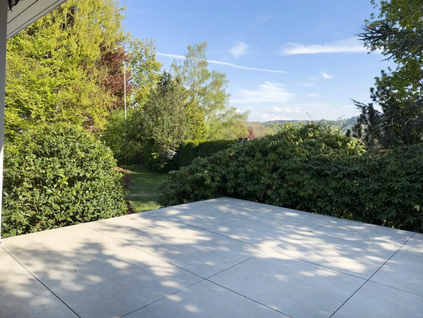 Maison individuelle de 6 pièces dans un style de maison de campagne avec piscine et garage ainsi que 3-4 places de parking extérieures - Photo 9 sur 30