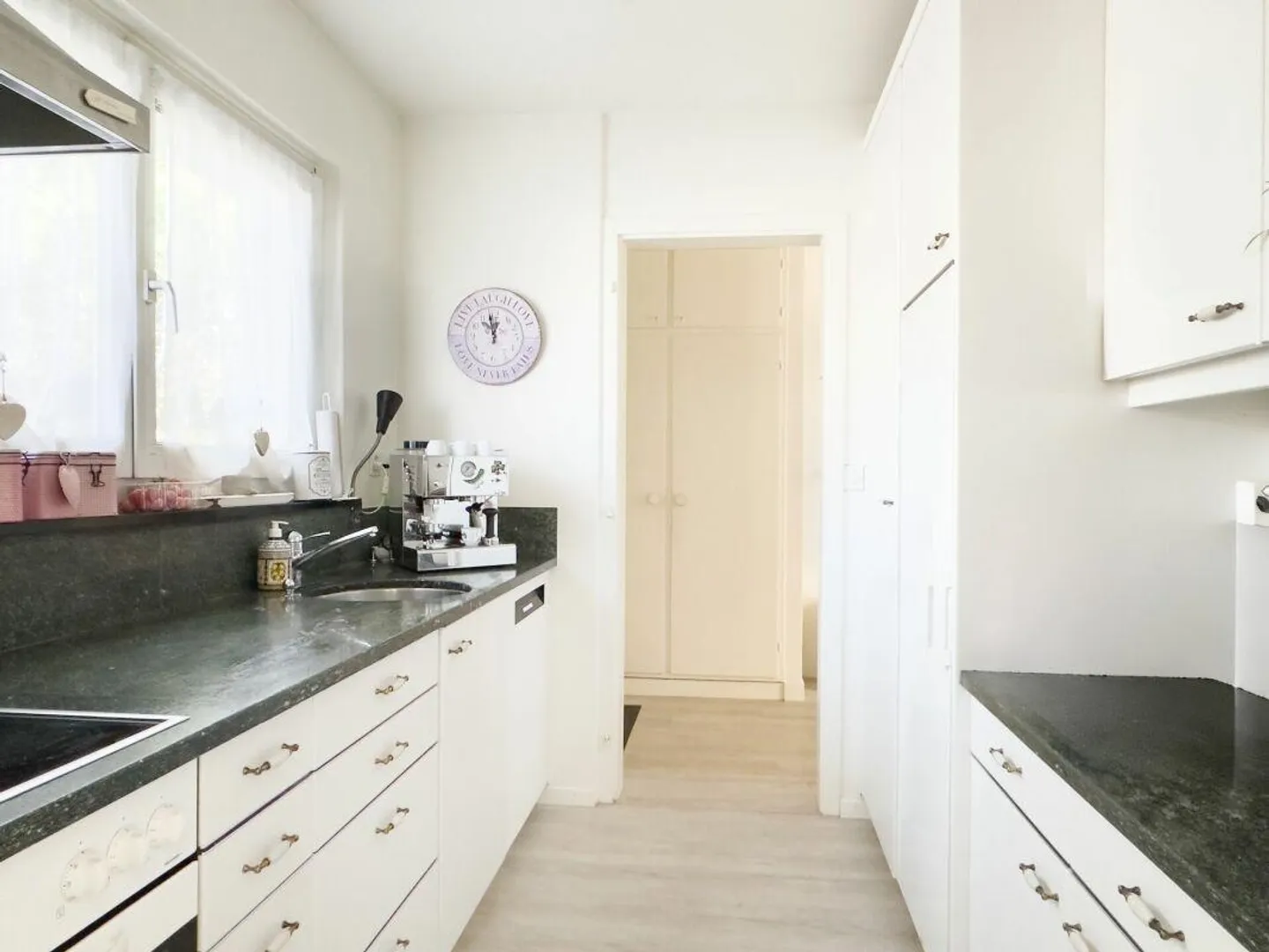 Maison individuelle de 6 pièces dans un style de maison de campagne avec piscine et garage ainsi que 3-4 places de parking extérieures - Photo 10 sur 30