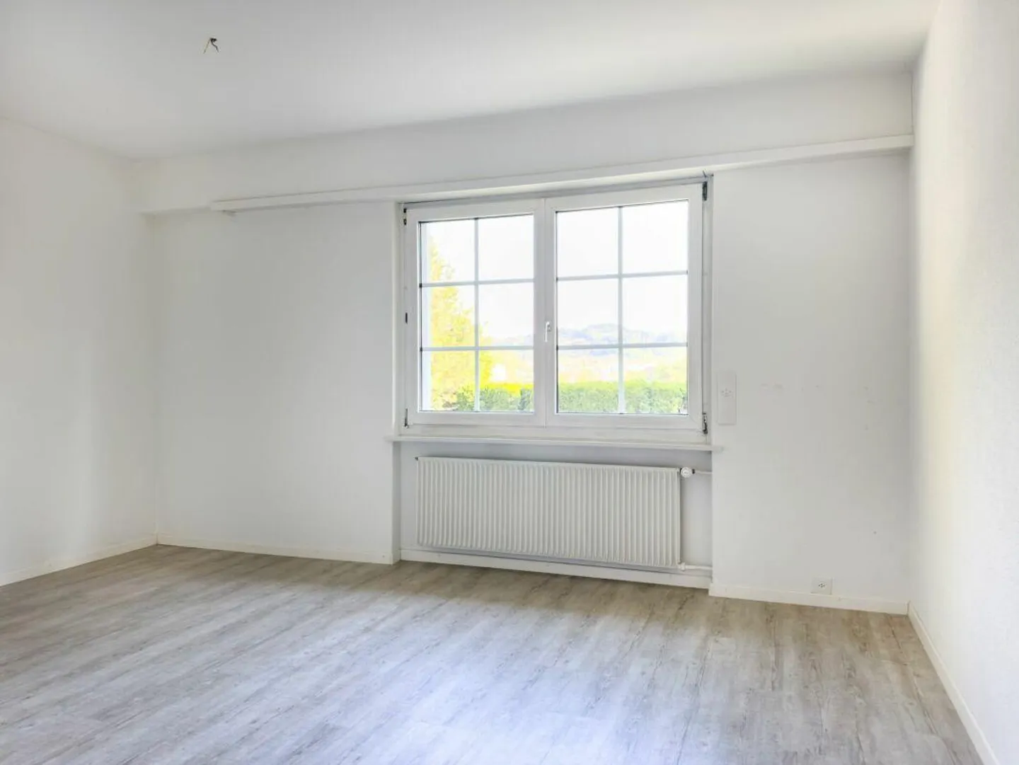 Maison individuelle de 6 pièces dans un style de maison de campagne avec piscine et garage ainsi que 3-4 places de parking extérieures - Photo 15 sur 30