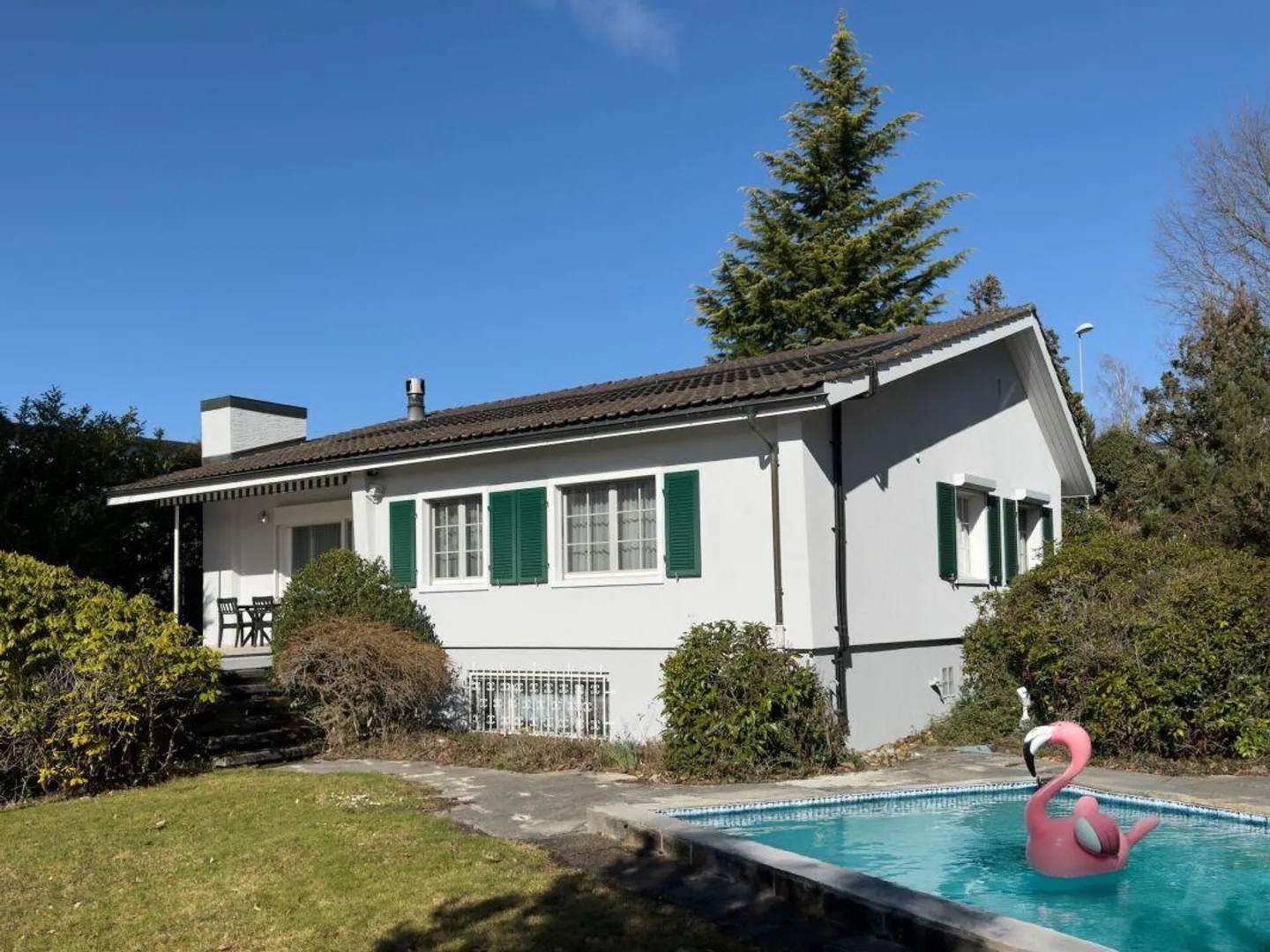 Maison individuelle de 6 pièces dans un style de maison de campagne avec piscine et garage ainsi que 3-4 places de parking extérieures - Photo 1 sur 30