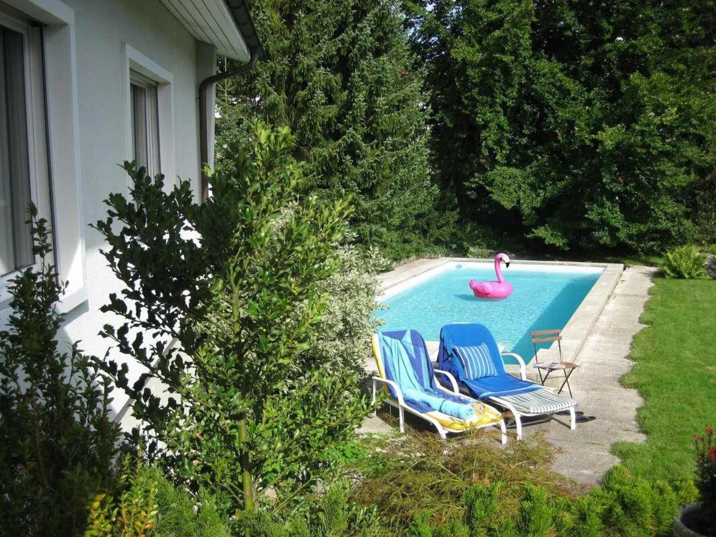 Maison individuelle de 6 pièces dans un style de maison de campagne avec piscine et garage ainsi que 3-4 places de parking extérieures - Photo 2 sur 30