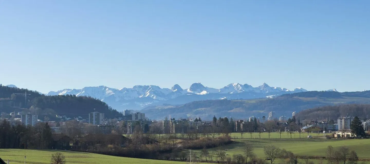 Maison individuelle de 6 pièces dans un style de maison de campagne avec piscine et garage ainsi que 3-4 places de parking extérieures - Photo 3 sur 30