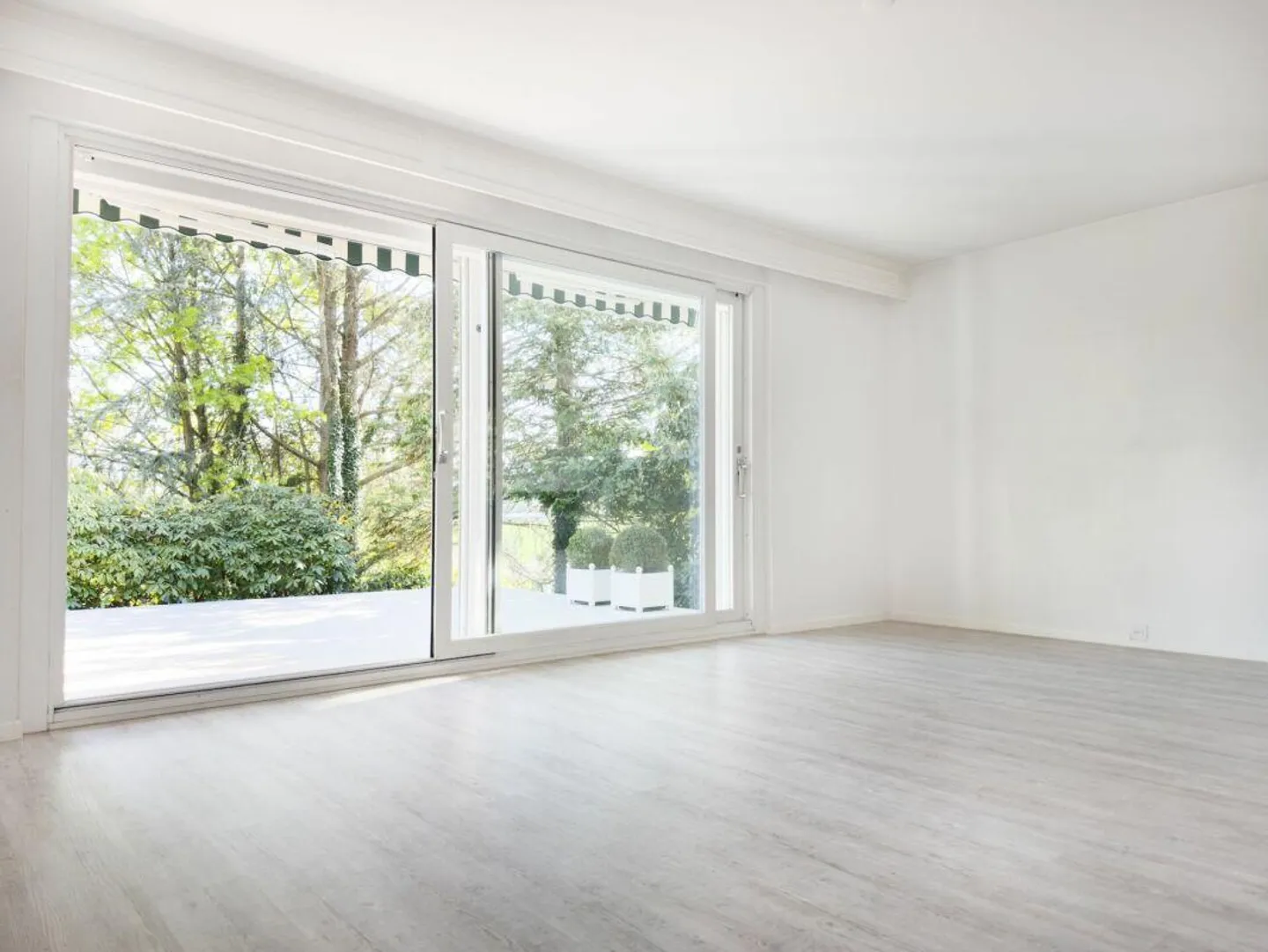 Maison individuelle de 6 pièces dans un style de maison de campagne avec piscine et garage ainsi que 3-4 places de parking extérieures - Photo 4 sur 30