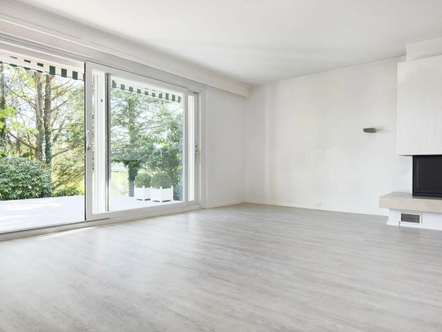 Maison individuelle de 6 pièces dans un style de maison de campagne avec piscine et garage ainsi que 3-4 places de parking extérieures - Photo 5 sur 30