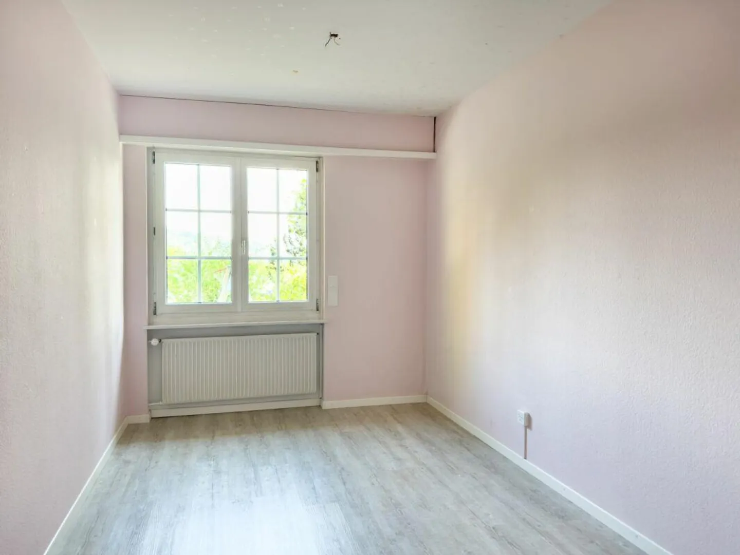 Maison individuelle de 6 pièces dans un style de maison de campagne avec piscine et garage ainsi que 3-4 places de parking extérieures - Photo 18 sur 30