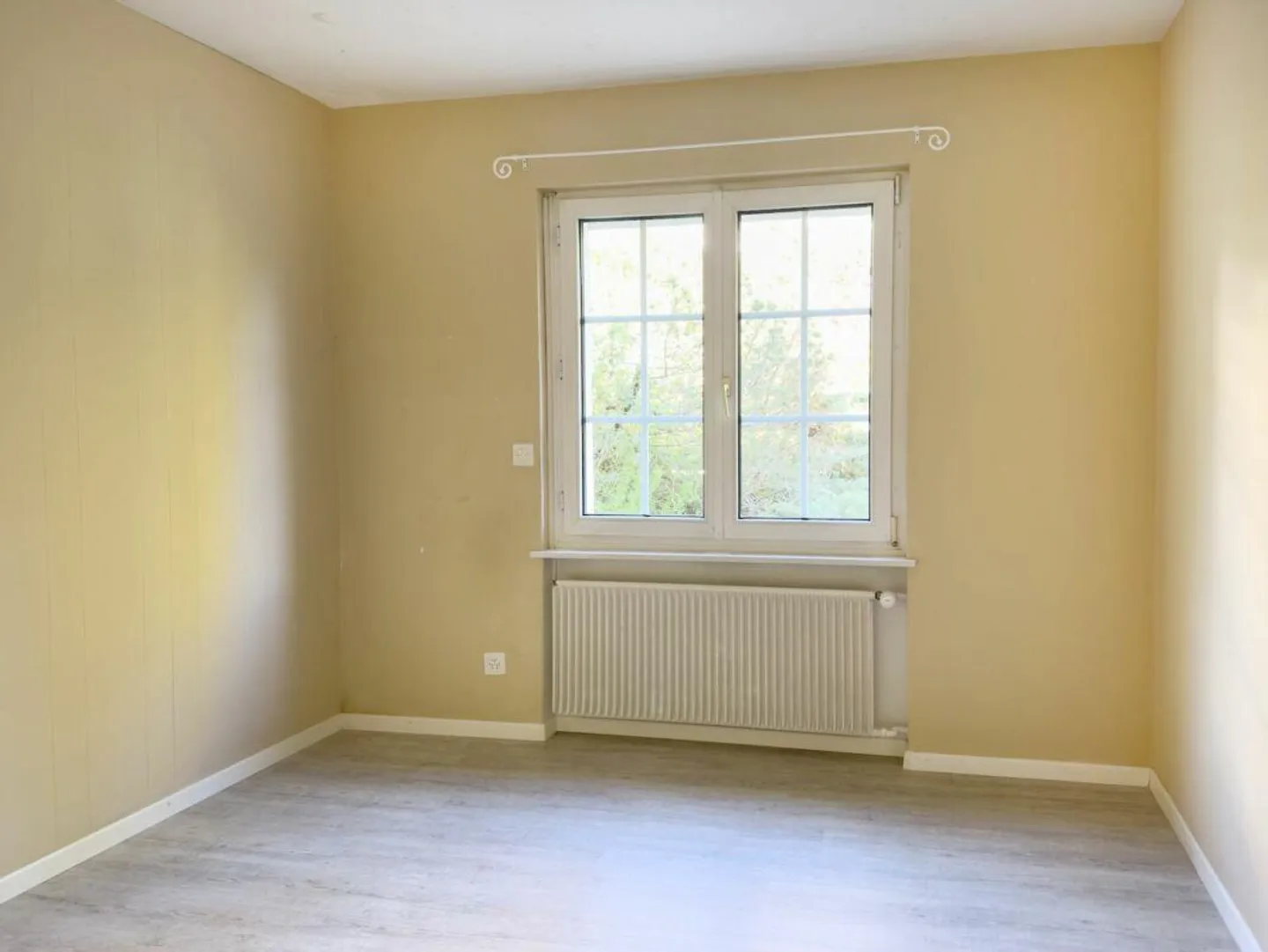 Maison individuelle de 6 pièces dans un style de maison de campagne avec piscine et garage ainsi que 3-4 places de parking extérieures - Photo 20 sur 30