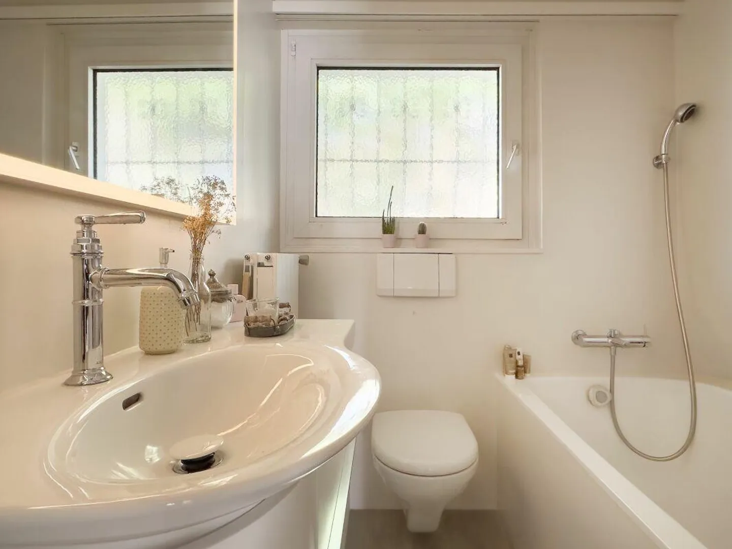 Maison individuelle de 6 pièces dans un style de maison de campagne avec piscine et garage ainsi que 3-4 places de parking extérieures - Photo 21 sur 30