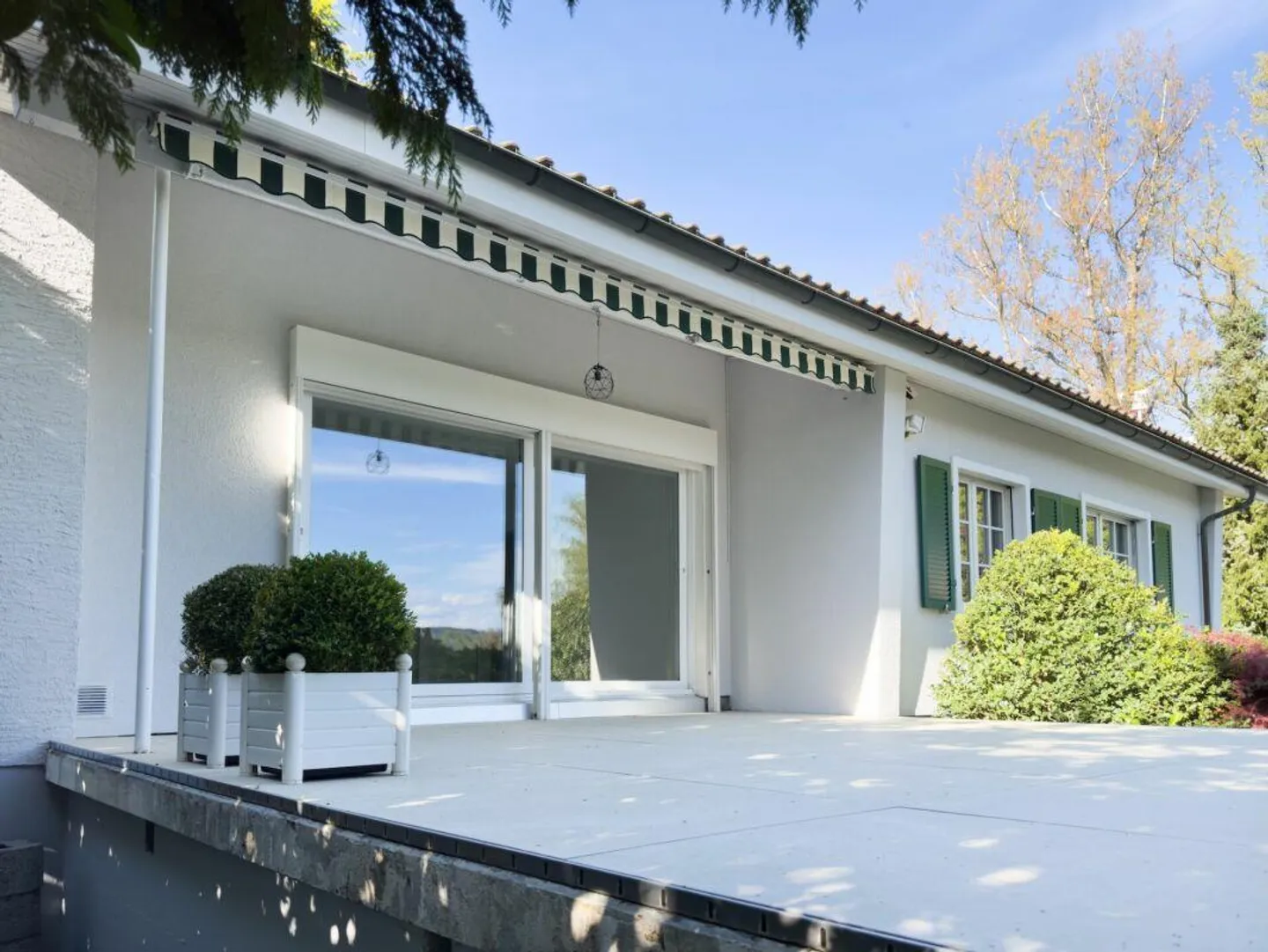 Maison individuelle de 6 pièces dans un style de maison de campagne avec piscine et garage ainsi que 3-4 places de parking extérieures - Photo 25 sur 30