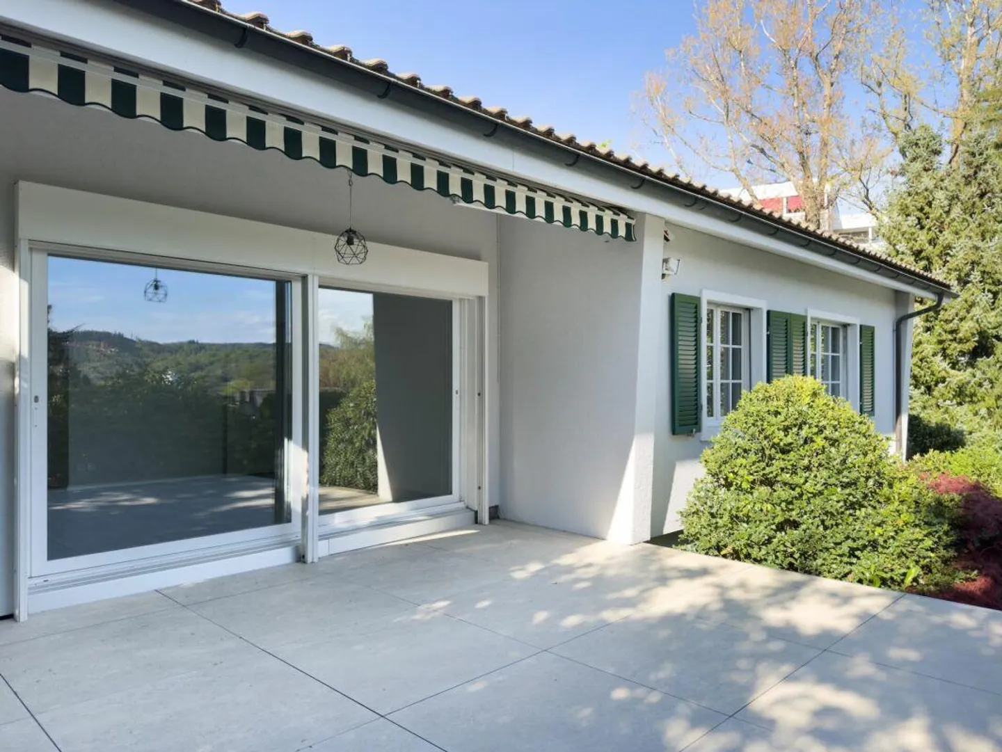 Maison individuelle de 6 pièces dans un style de maison de campagne avec piscine et garage ainsi que 3-4 places de parking extérieures - Photo 26 sur 30