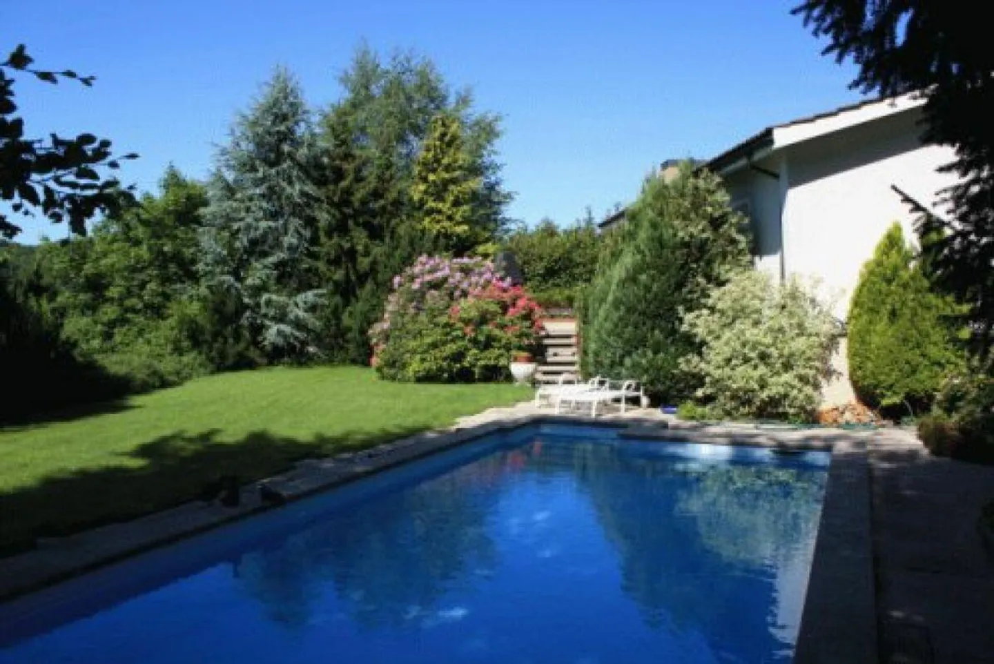 Maison individuelle de 6 pièces dans un style de maison de campagne avec piscine et garage ainsi que 3-4 places de parking extérieures - Photo 28 sur 30