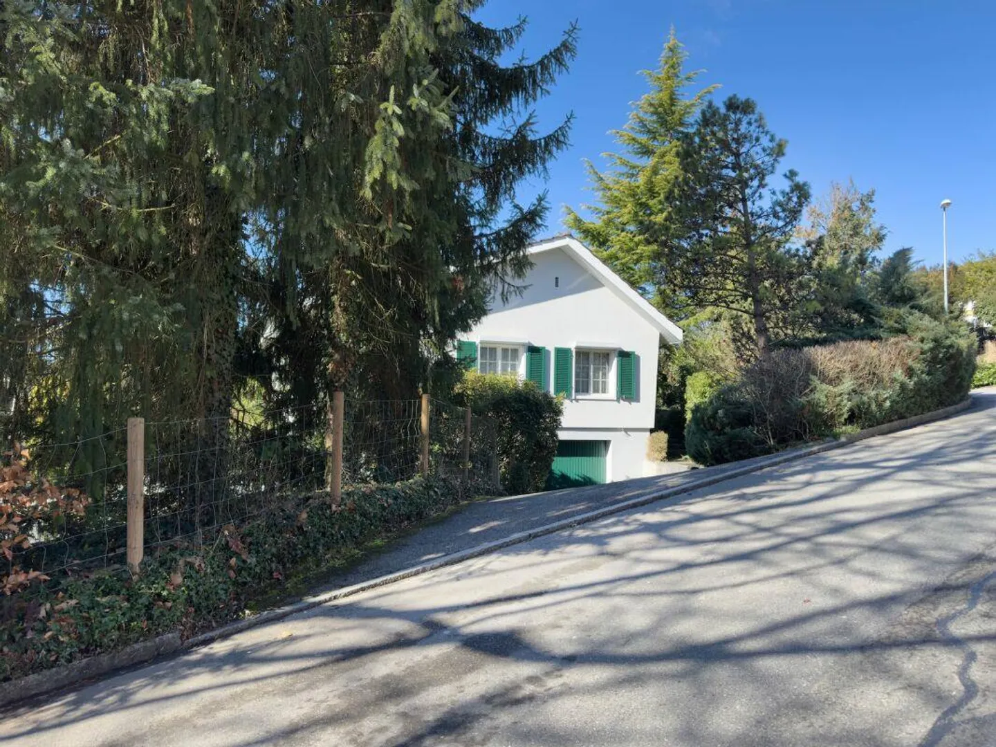 Maison individuelle de 6 pièces dans un style de maison de campagne avec piscine et garage ainsi que 3-4 places de parking extérieures - Photo 29 sur 30