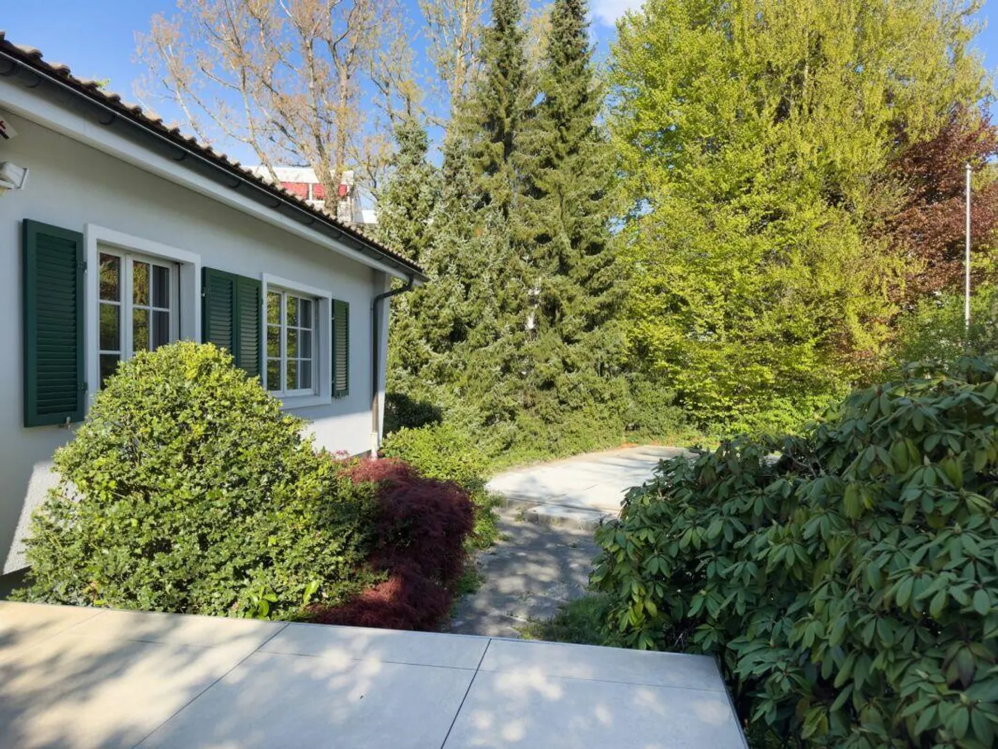 Maison individuelle de 6 pièces dans un style de maison de campagne avec piscine et garage ainsi que 3-4 places de parking extérieures - Photo 30 sur 30