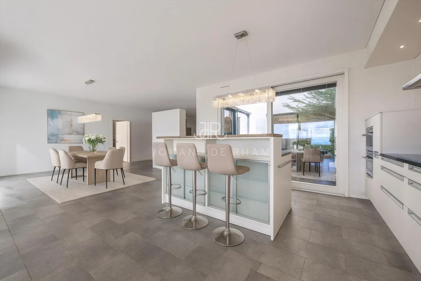 Apartment in a luxurious residence with stunning lake view - Photo 1 of 8