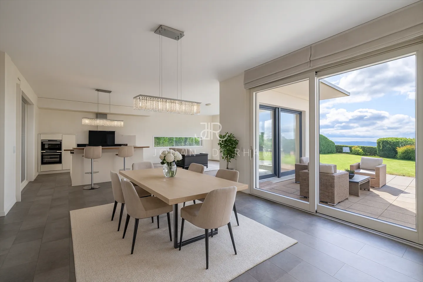 Apartment in a luxurious residence with stunning lake view - Photo 3 of 8