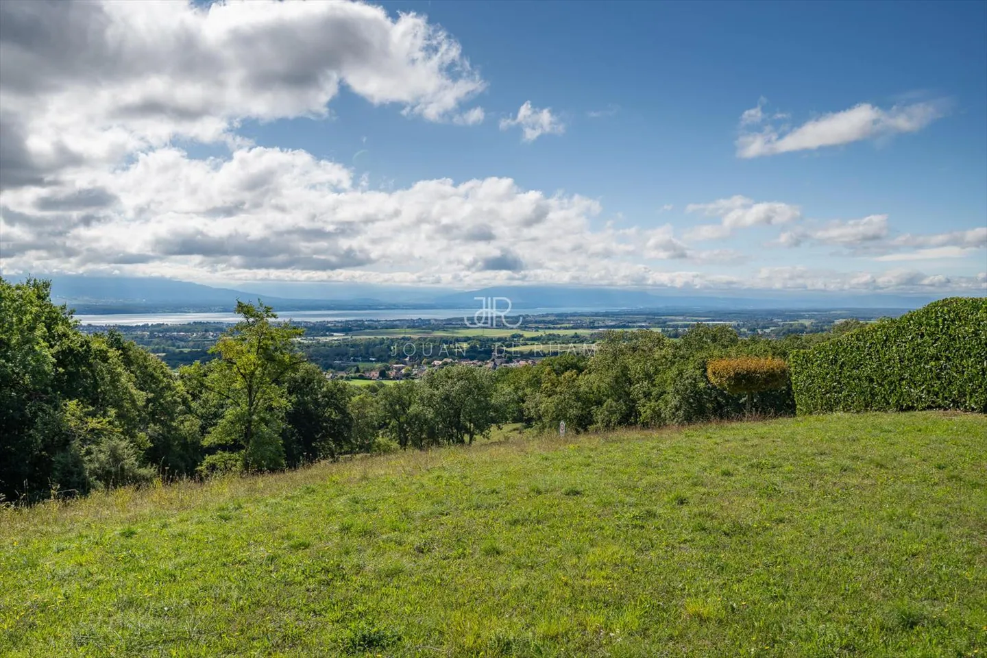 Apartment in a luxurious residence with stunning lake view - Photo 4 of 8