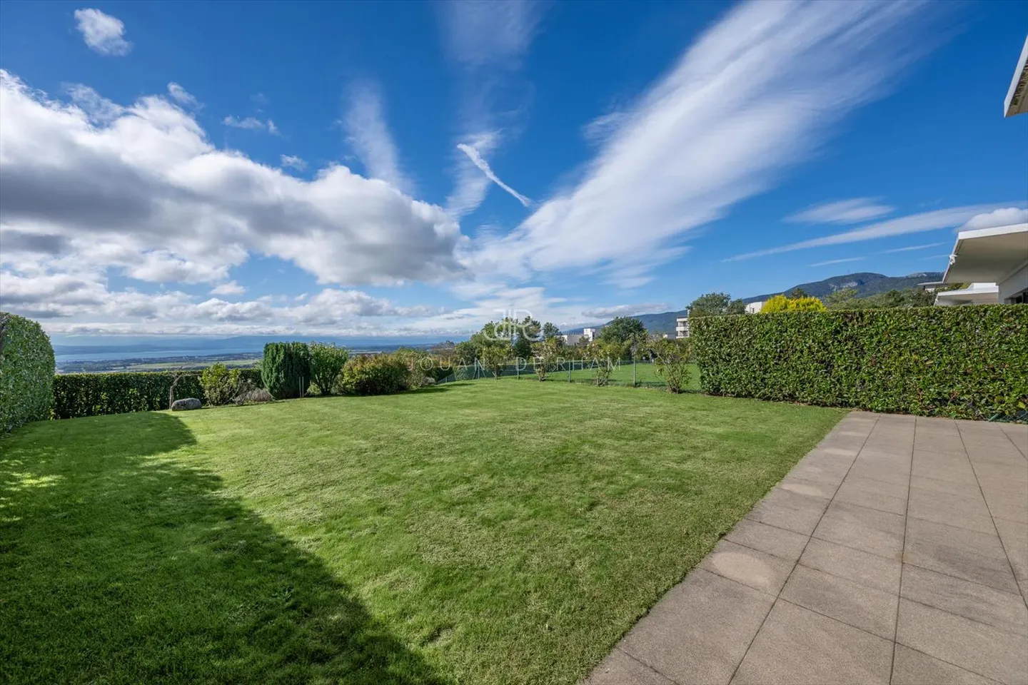 Apartment in a luxurious residence with stunning lake view - Photo 5 of 8