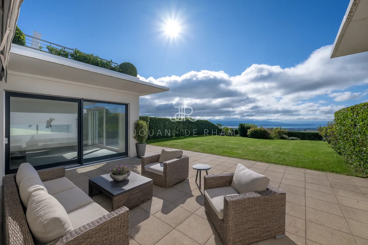 Apartment in a luxurious residence with stunning lake view - Photo 2 of 8