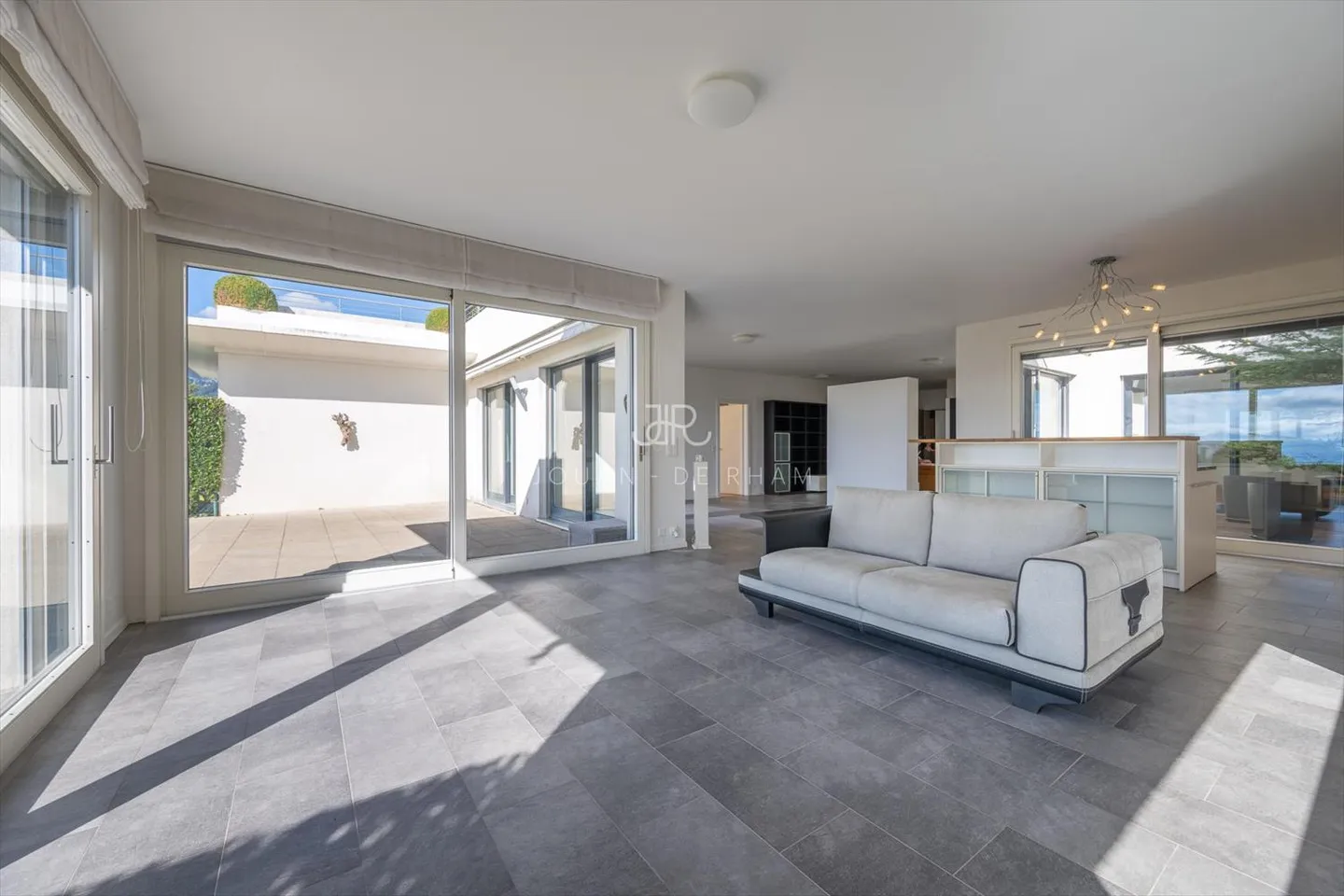 Apartment in a luxurious residence with stunning lake view - Photo 6 of 8