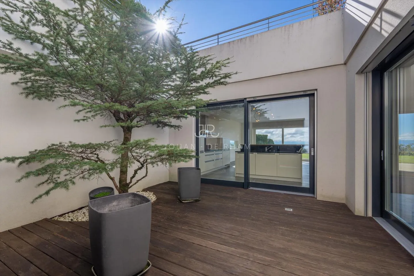 Apartment in a luxurious residence with stunning lake view - Photo 7 of 8