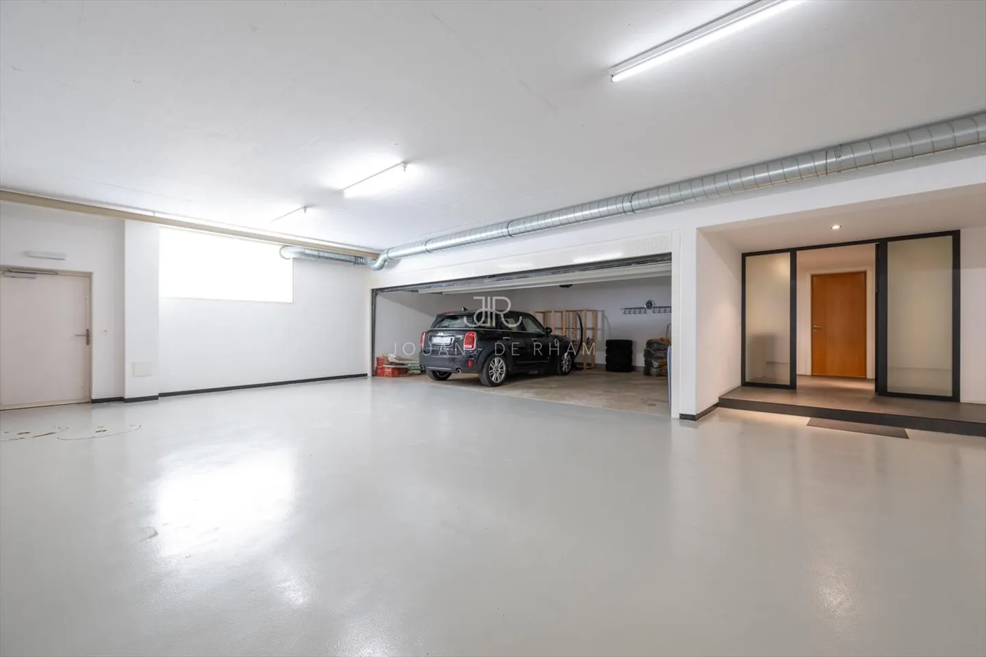 Apartment in a luxurious residence with stunning lake view - Photo 8 of 8