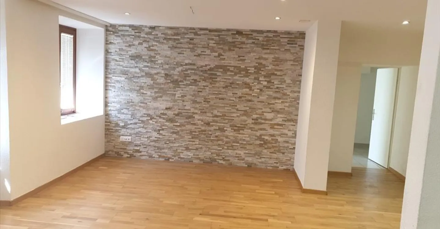 Renditeobjekt - 7 renovierte Wohnungen in Moutier - Foto 1 von 7