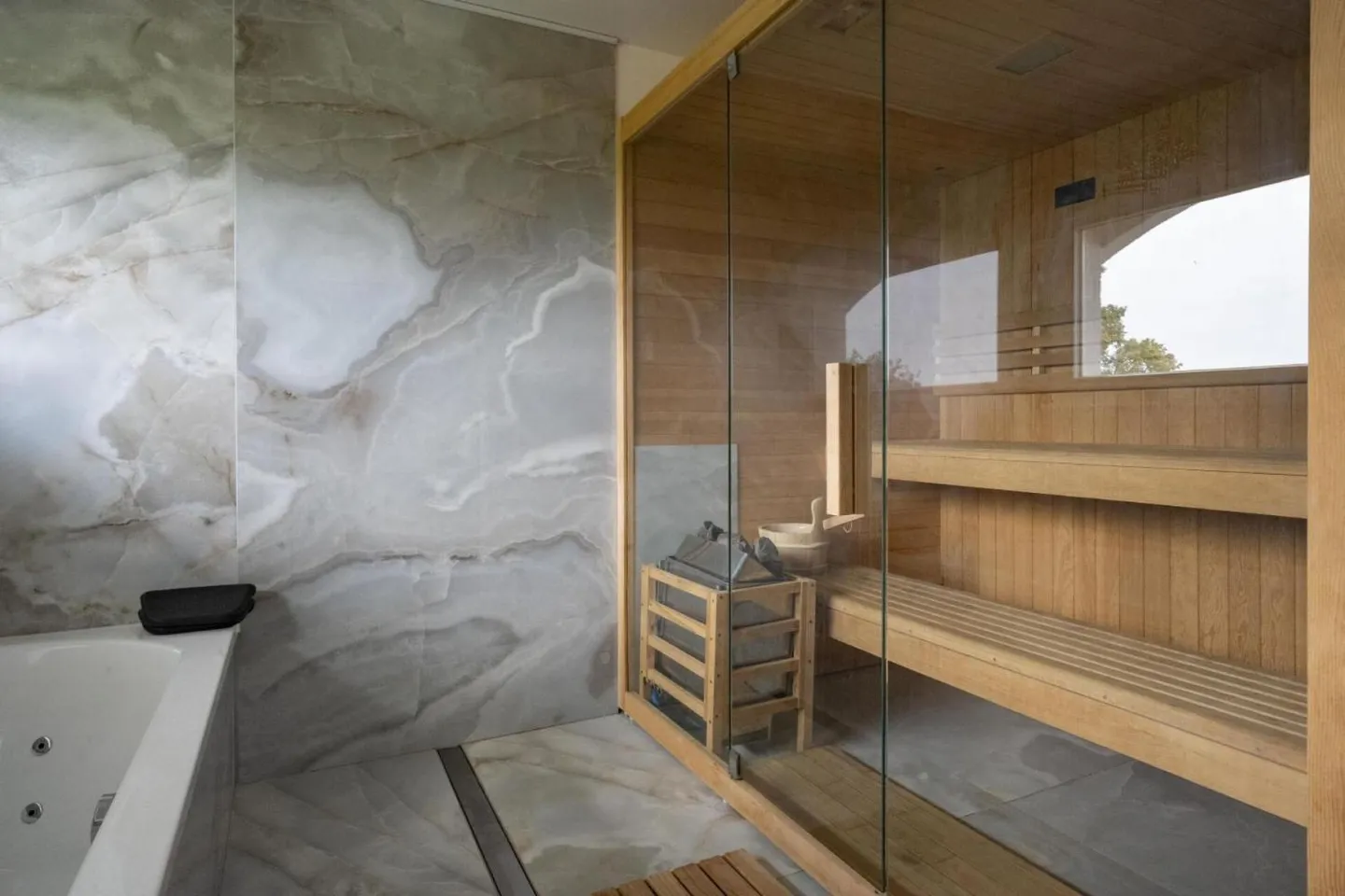 Detached villa with 7.5 rooms in St-George - Photo 9 of 13