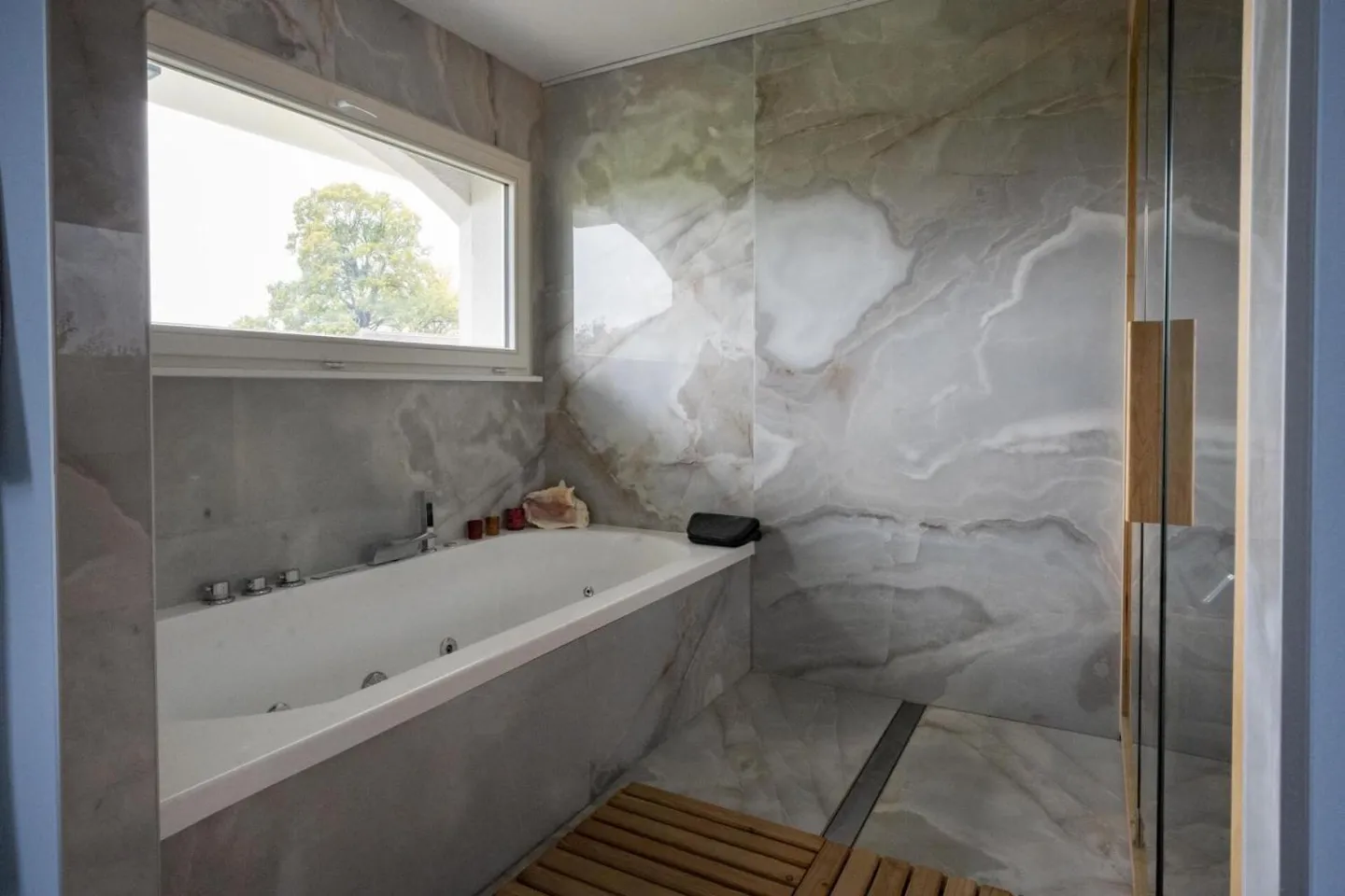 Detached villa with 7.5 rooms in St-George - Photo 10 of 13