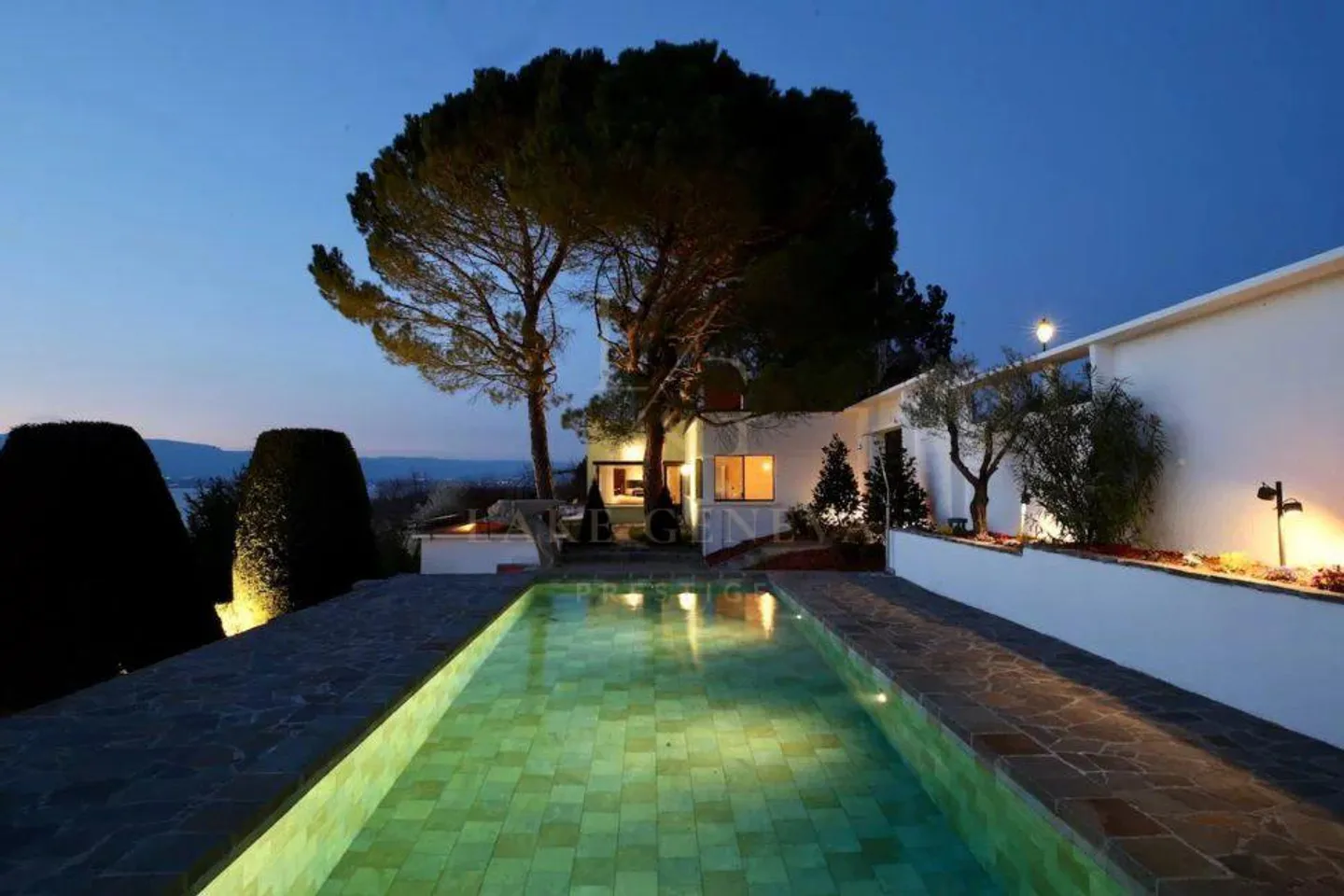 Superba villa atipica con vista sul lago - Foto 3 di 10