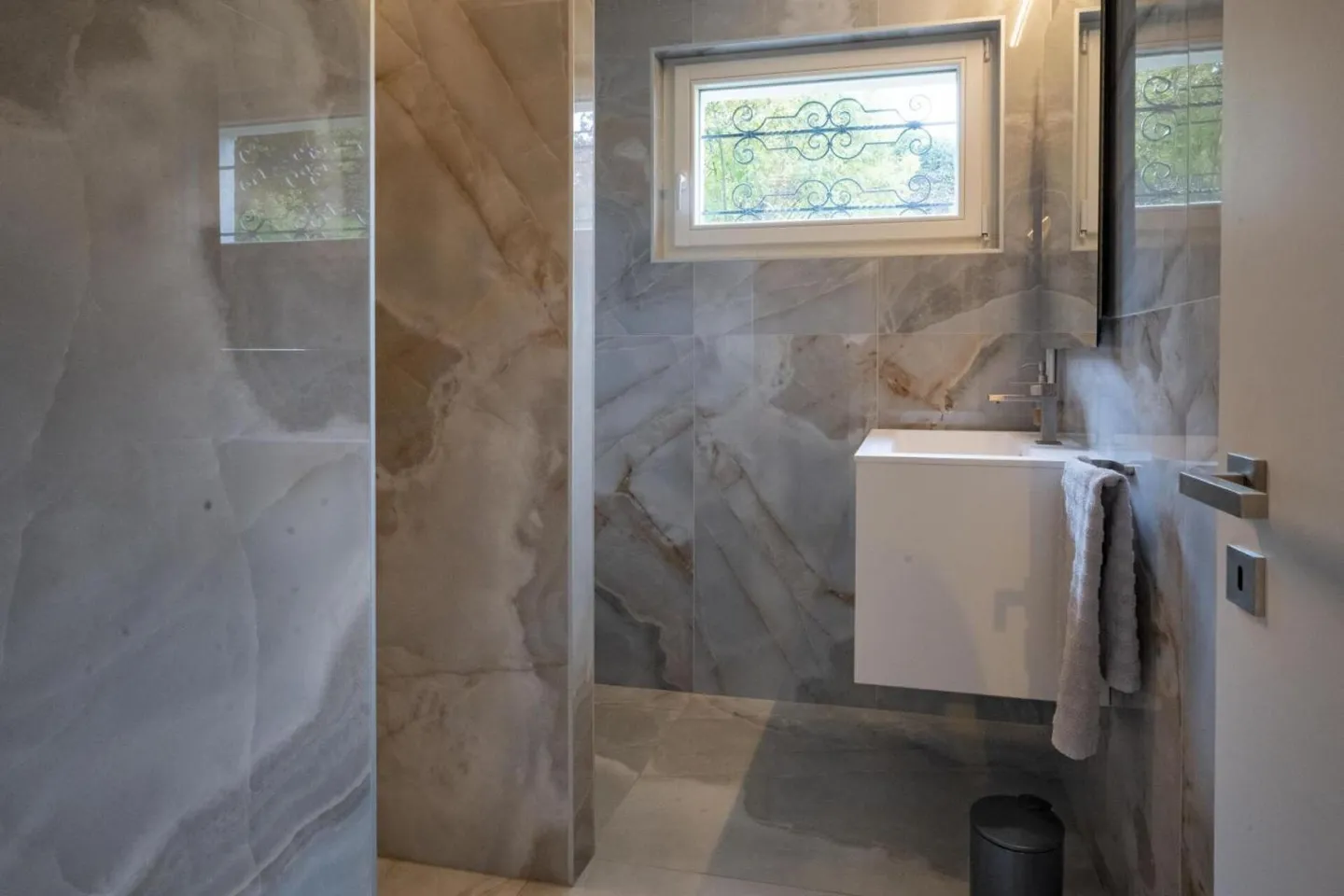 Detached villa with 7.5 rooms in St-George - Photo 11 of 13