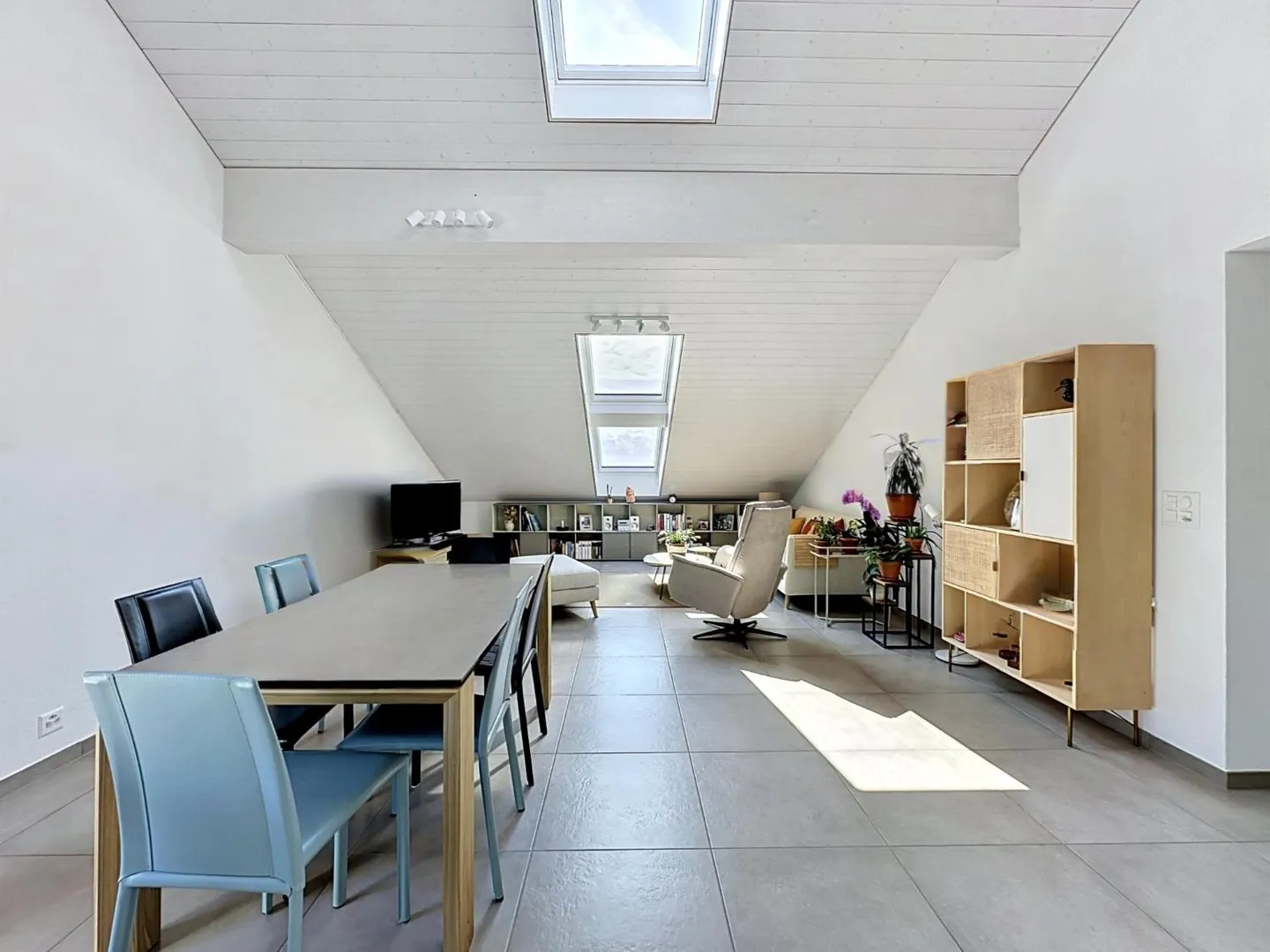 Penthouse apartment with lake view - Photo 4 of 12
