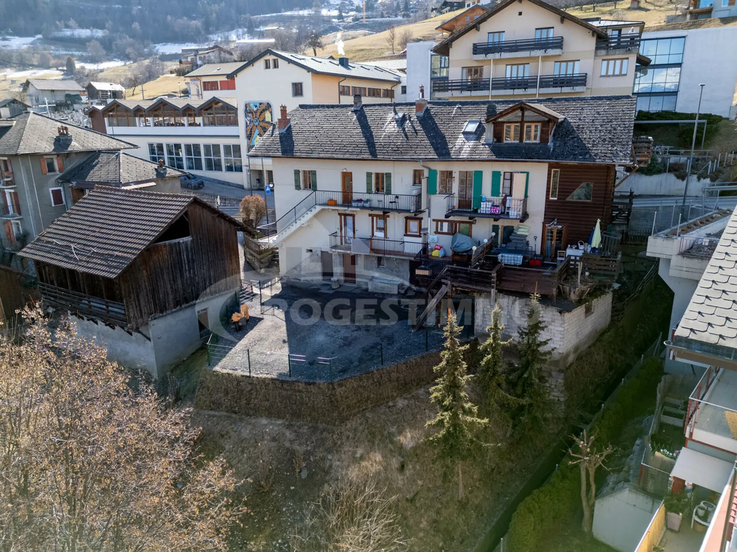GRANDE CASA CON PIÙ APPARTAMENTI - Foto 1 di 12
