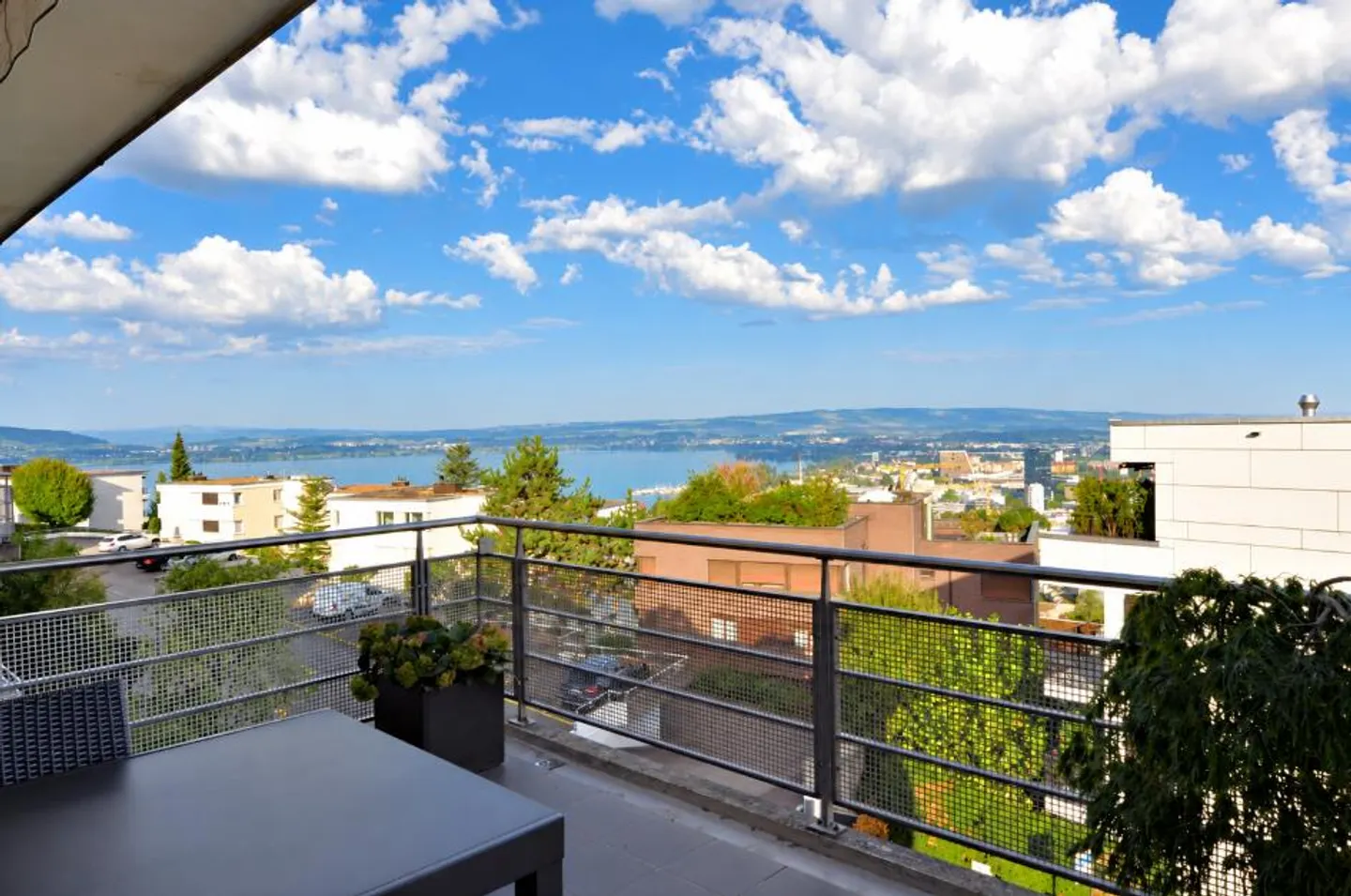 Appartement 6 pièces à vendre dans un quartier résidentiel recherché - Photo 1 sur 3