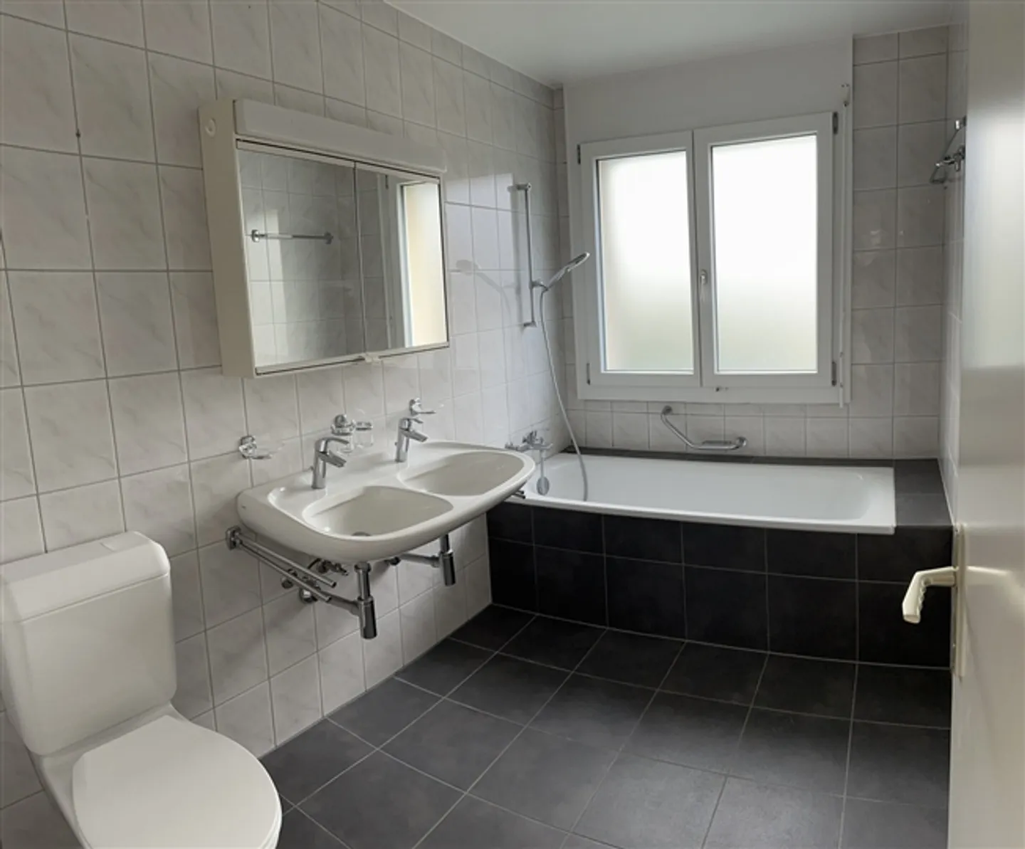 CORMÉROD – 2 spacious apartments 4.5 and 5.5 rooms with balcony or garden - Photo 6 of 12