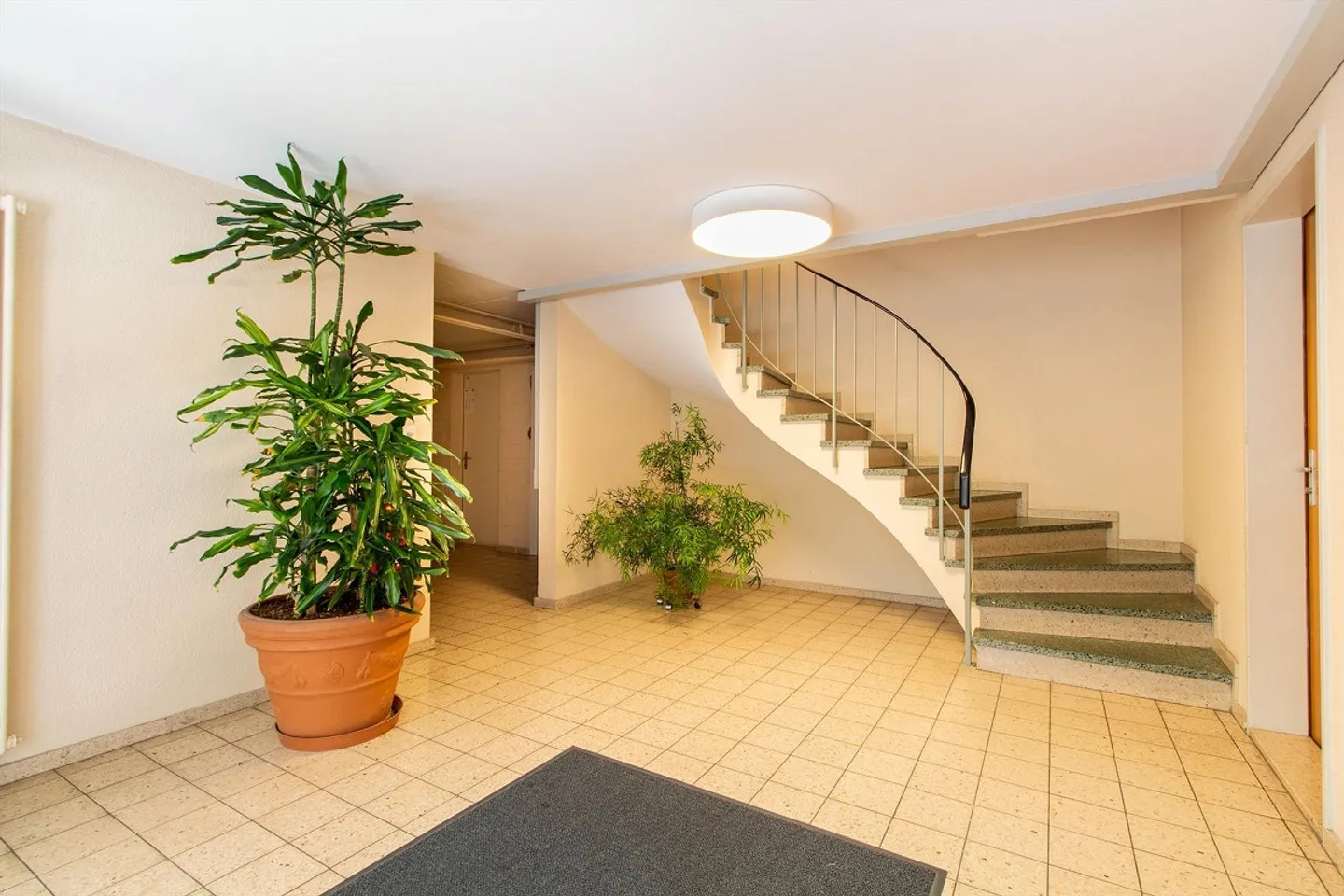 Large, bright 4-room apartment (101m²) with private washing tower in Reinach-Dorf - Photo 4 of 15