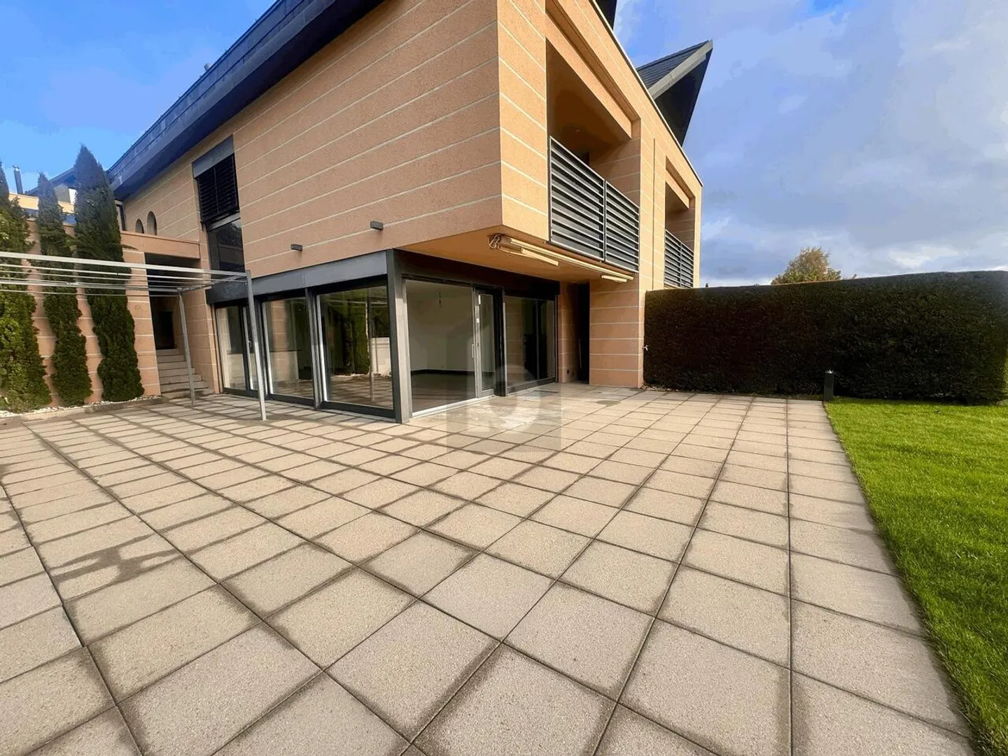 MODERNE VILLA MIT PRÄCHTIGEM SEEBLICK - Foto 1 von 5