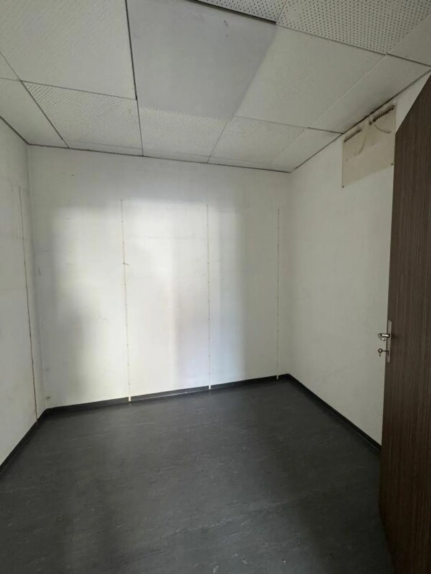 Spazio commerciale centralmente situato - ideale per le tue idee! - Foto 8 di 8