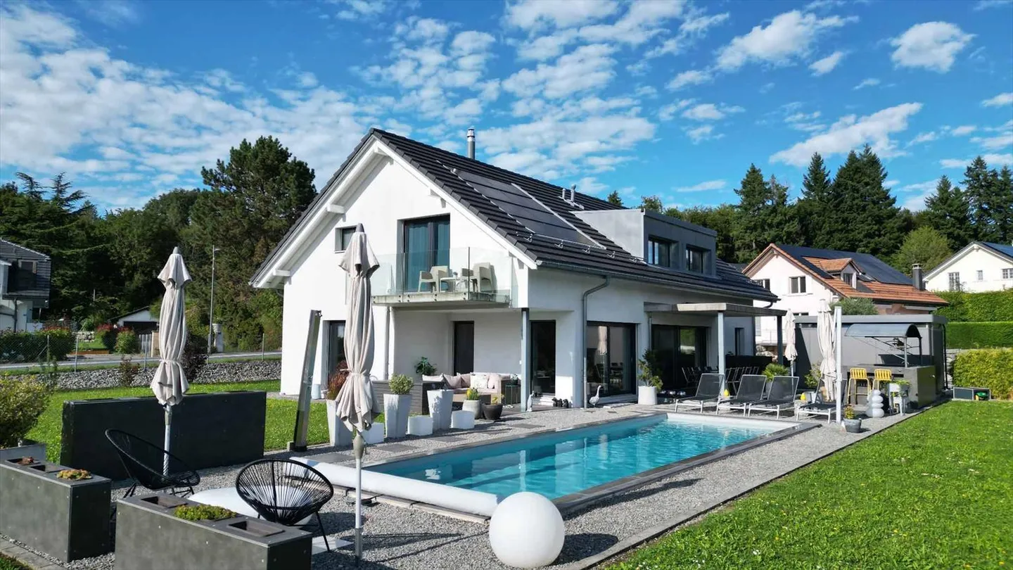 Villa individuelle moderne - jardin, piscine et vue partielle lac et Alpes - Photo 1 sur 11