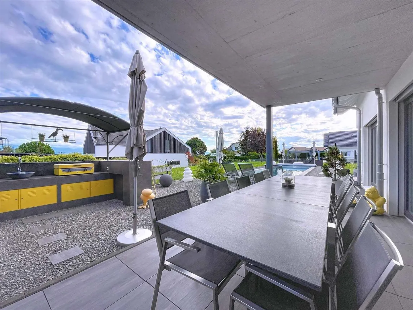 Villa individuelle moderne - jardin, piscine et vue partielle lac et Alpes - Photo 10 sur 11
