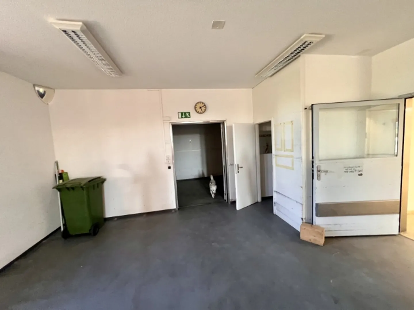 Versatile commercial space (92 m²) on the ground floor in Gurmels available immediately - Photo 3 of 6