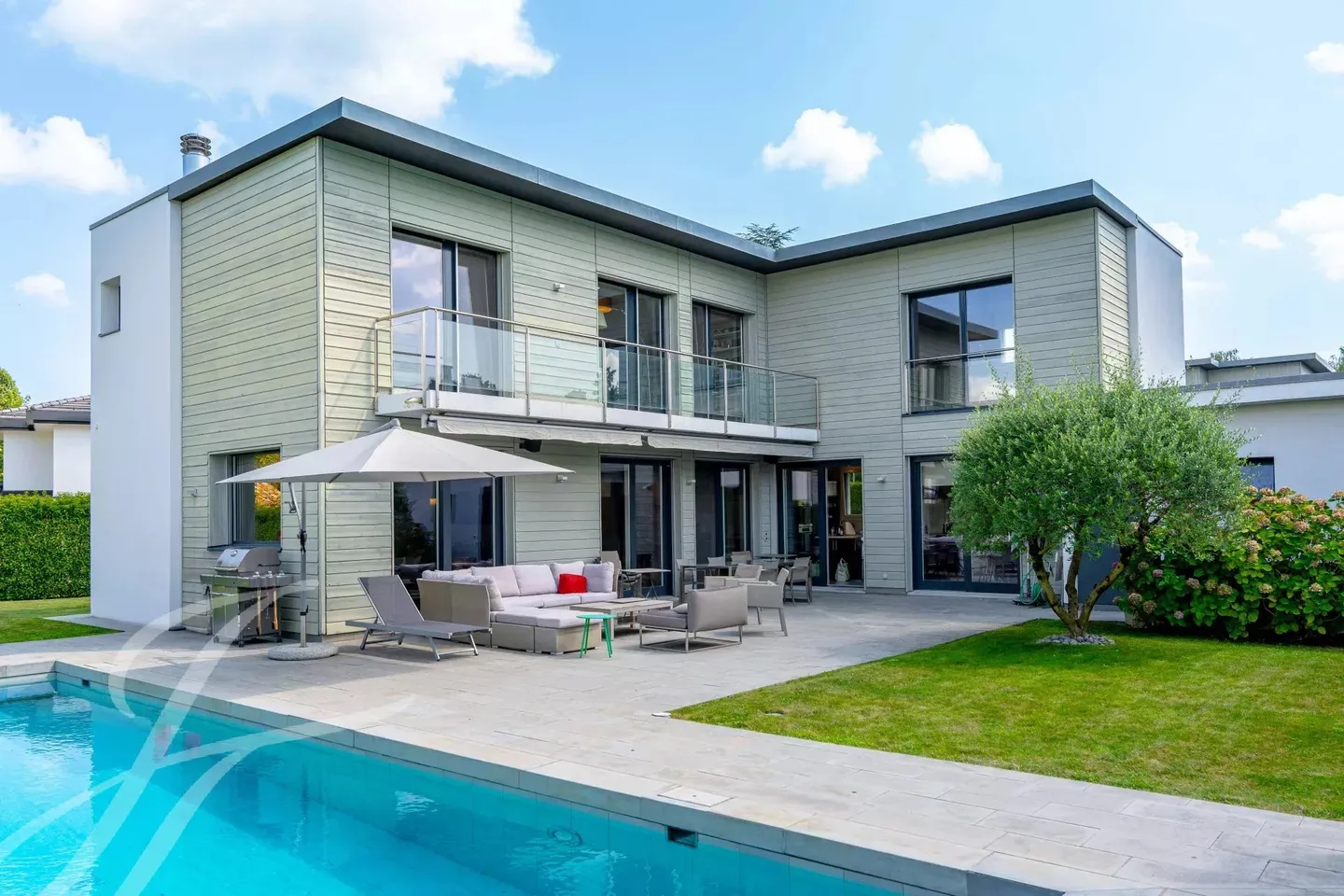 Mediazione esclusiva - Casa familiare con piscina e doppio garage - Foto 2 di 18