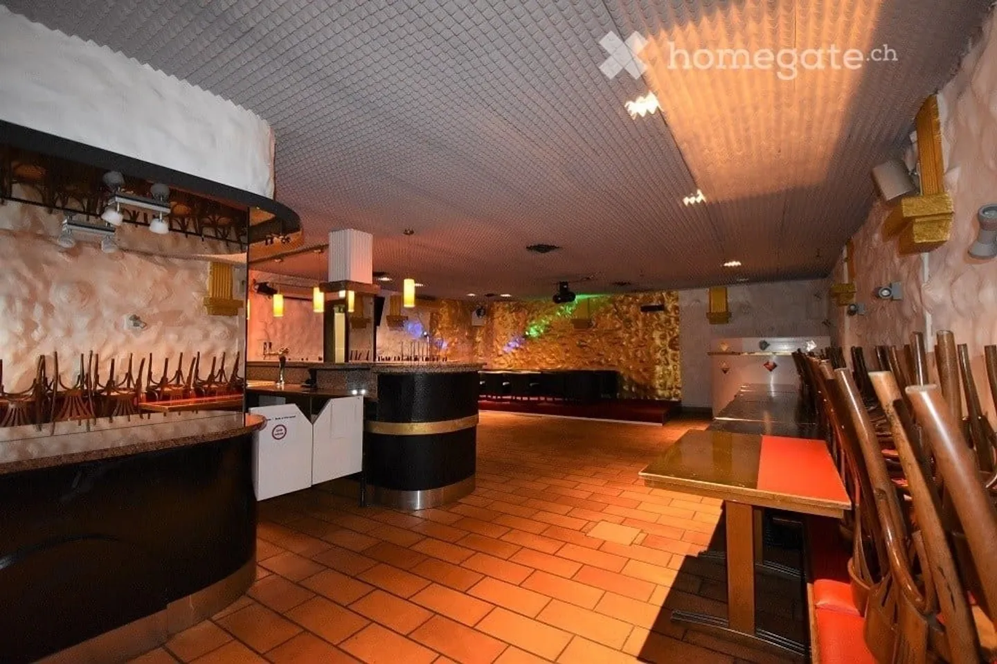 Club-house dans un emplacement de choix - Photo 2 sur 5