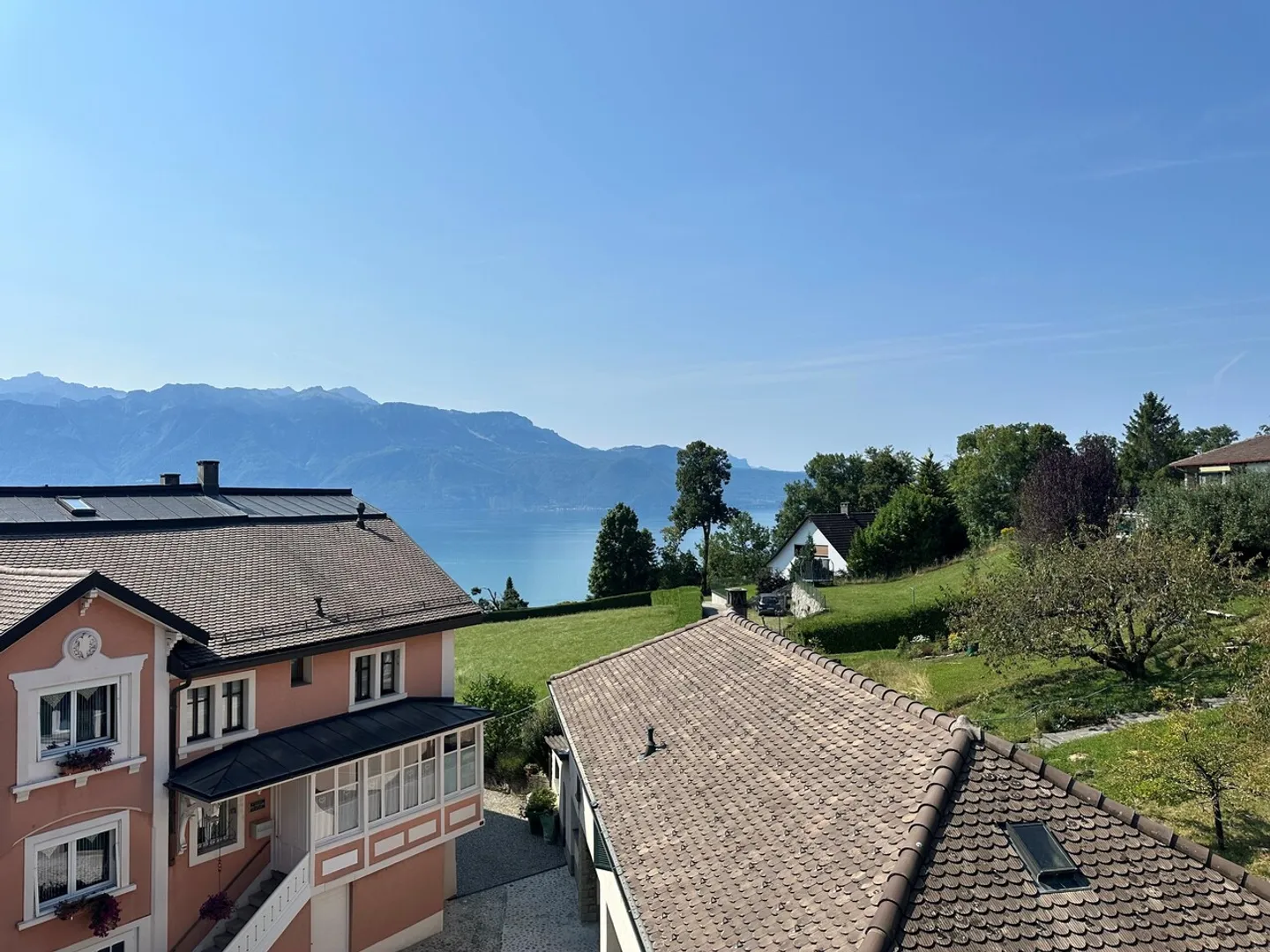 3.5-room apartment with a magnificent view of the lake - Photo 1 of 4