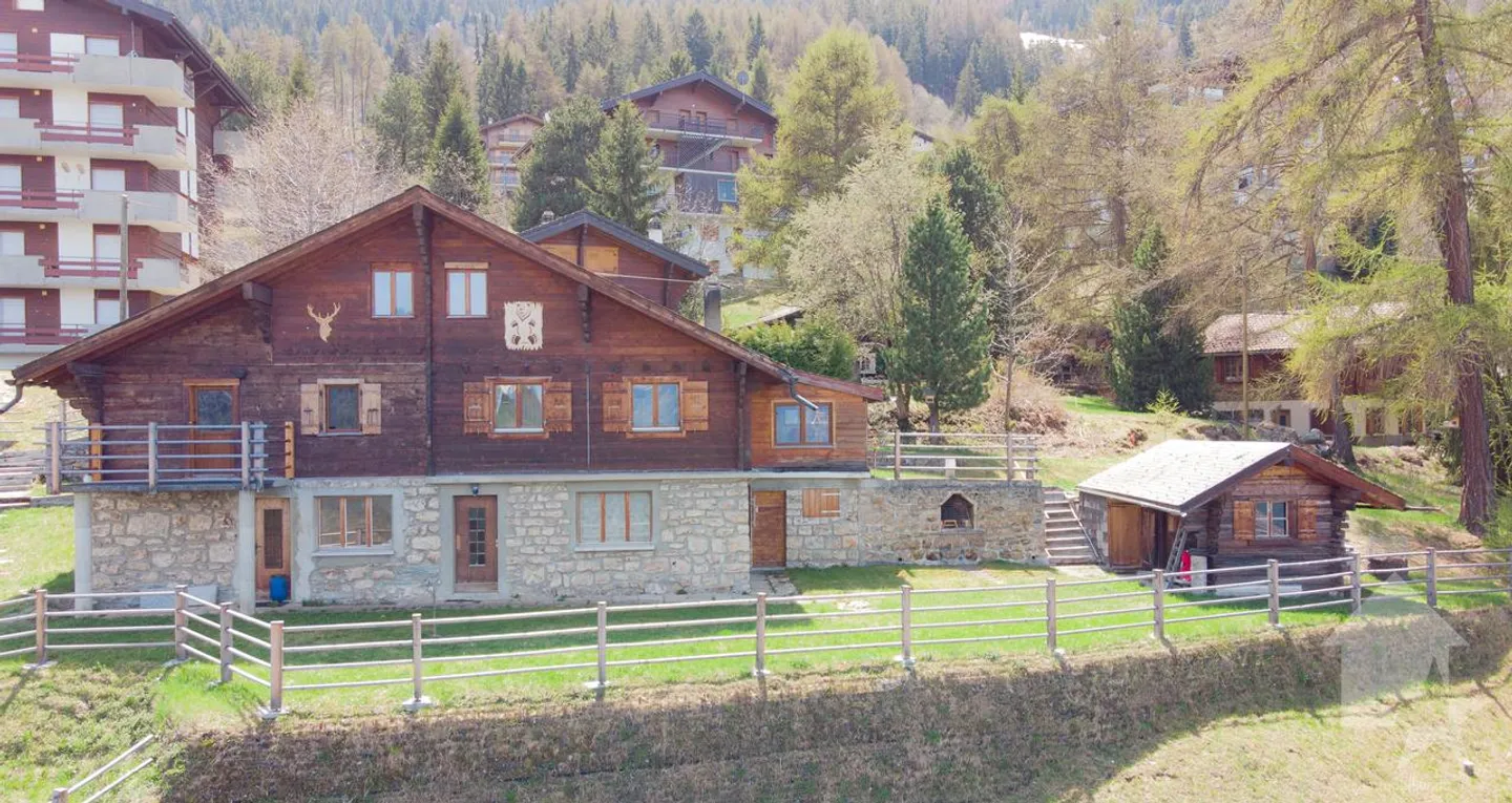 Grande chalet di tre unità nel centro di Tzoumaz - Foto 1 di 19